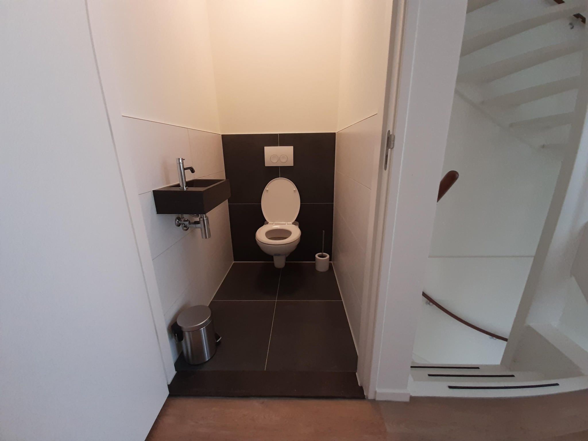 De badkamer van combinatie van 2x 10 persoons woning in Leons