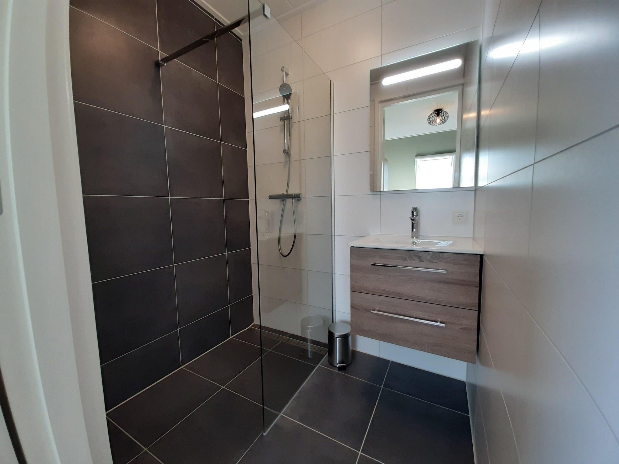 De badkamer van combinatie van 2x 10 persoons woning in Leons