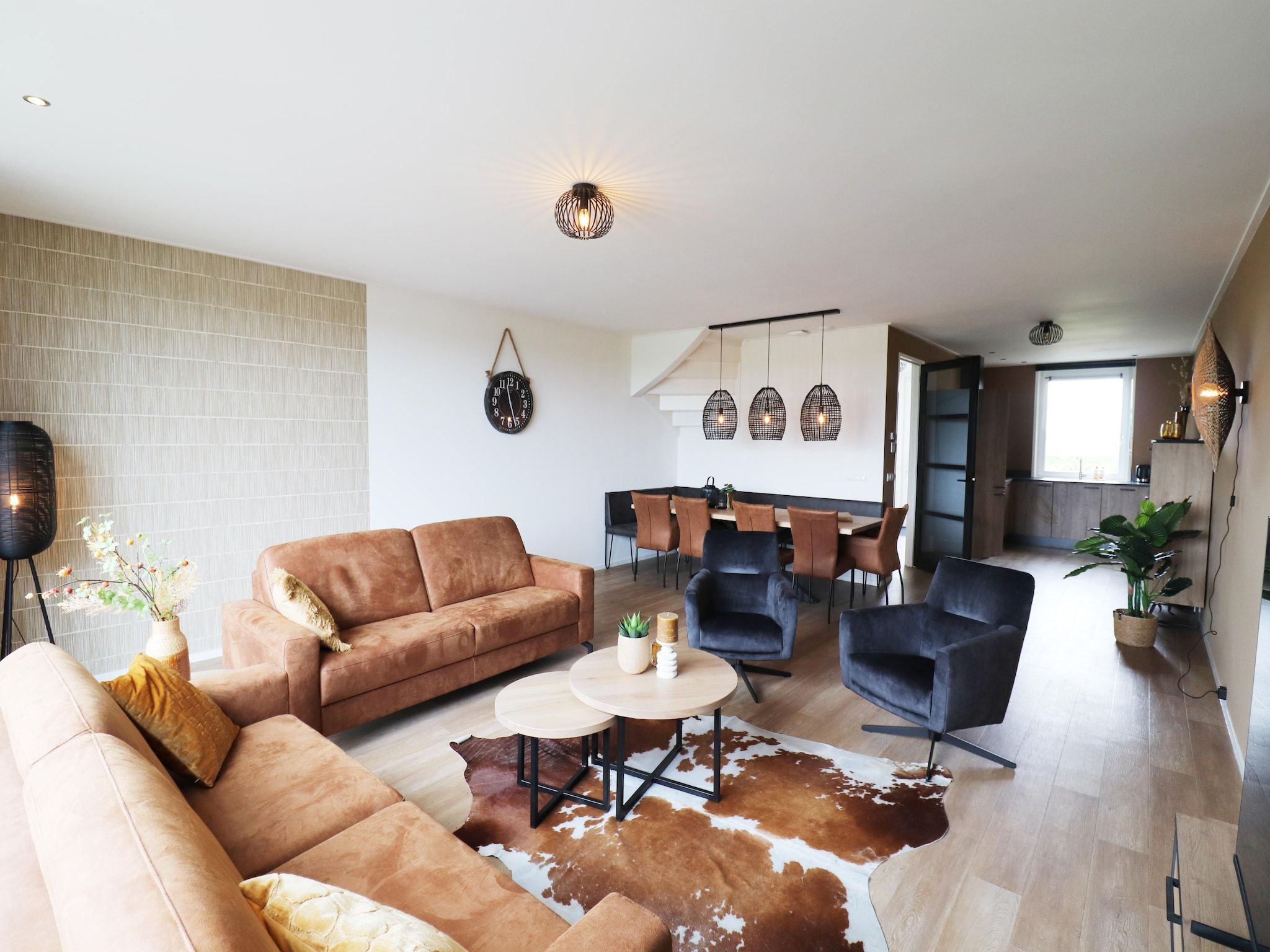 De woonkamer van combinatie van 2x 10 persoons woning in Leons
