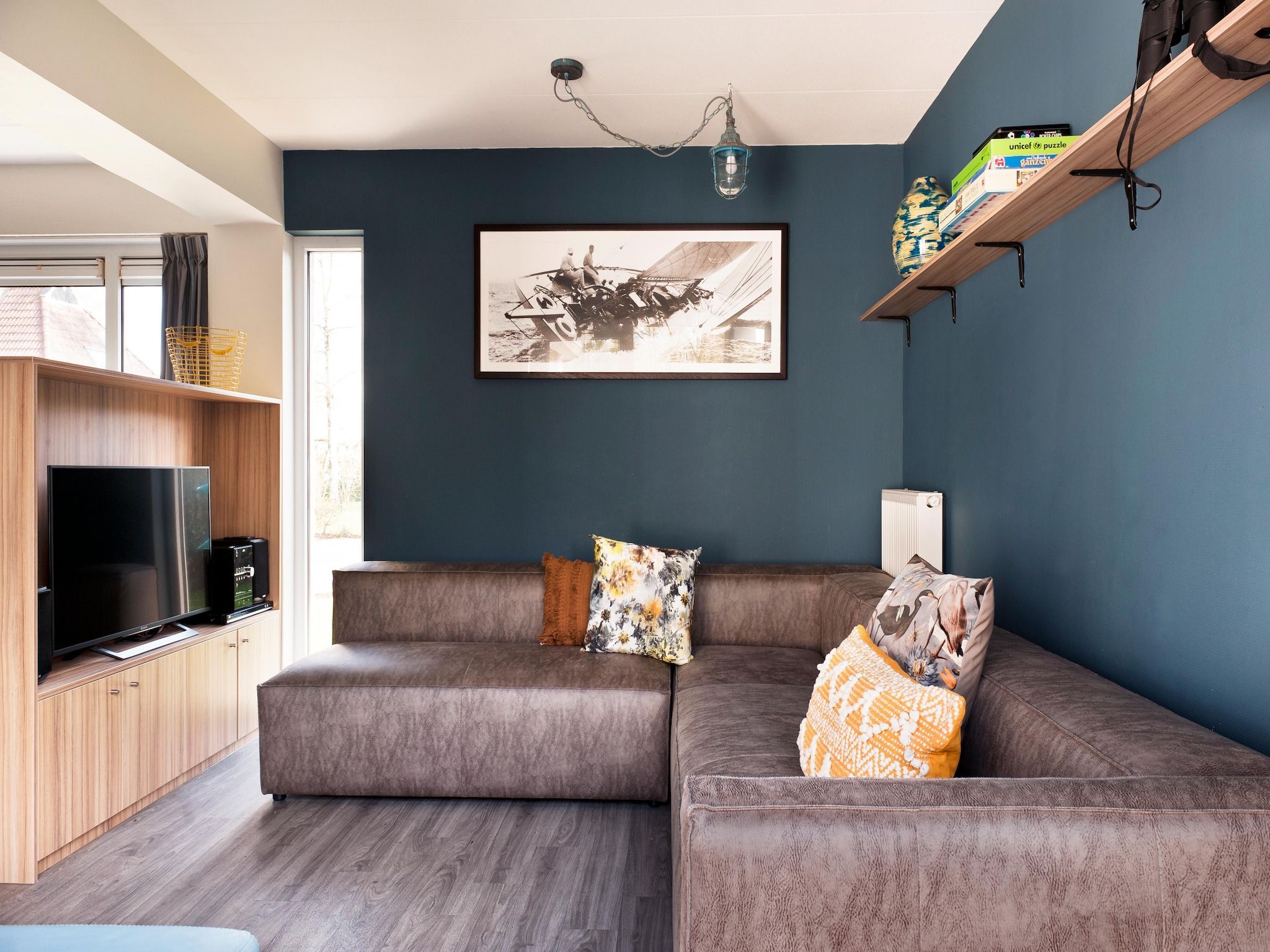 De woonkamer van Grand Tolve Wellness de luxe met sauna buitenspa & sloep in Earnewald