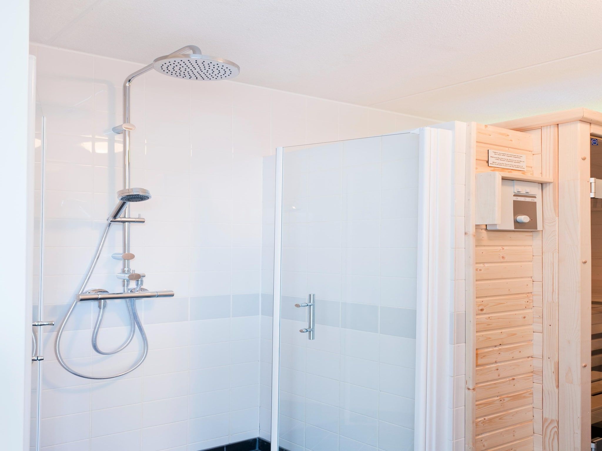 De badkamer van Grand Tolve Wellness de luxe met sauna buitenspa & sloep in Earnewald