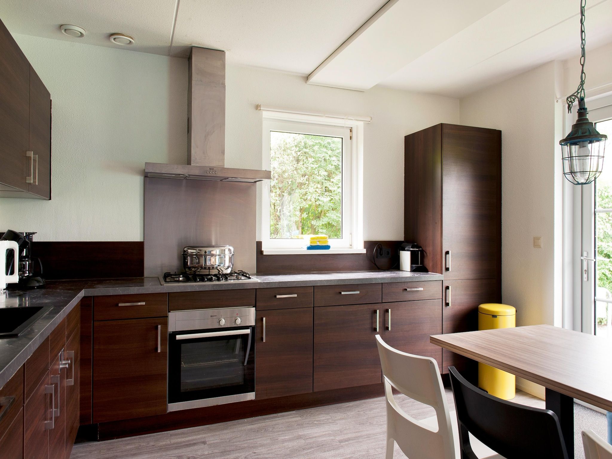 De keuken van Grand Tolve Wellness de luxe met sauna buitenspa in Earnewald