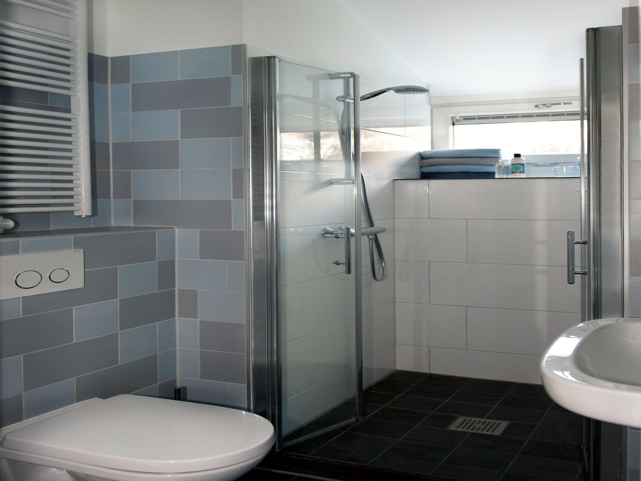 De badkamer van Grand Tolve Wellness de luxe met sauna buitenspa in Earnewald