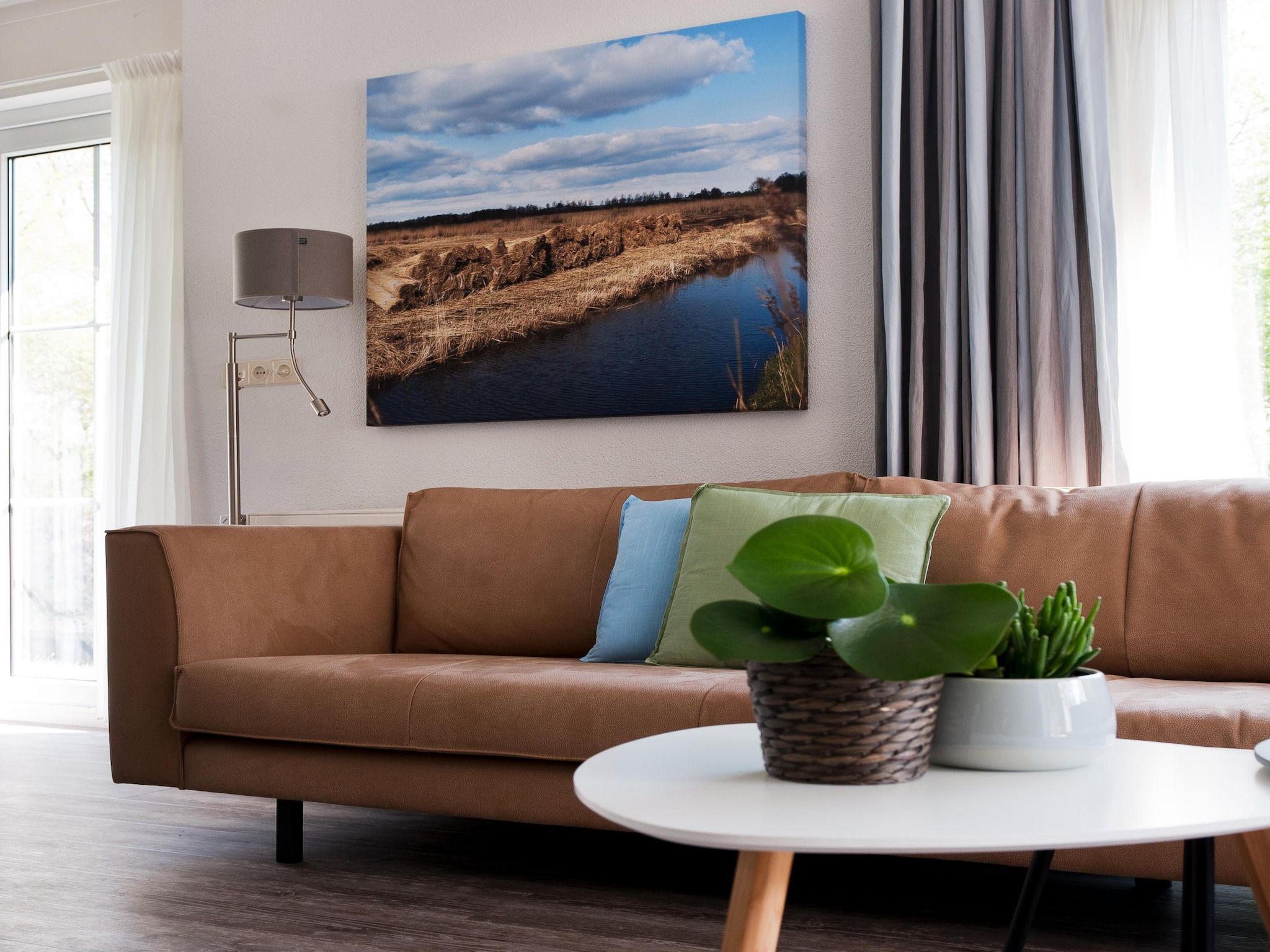 De woonkamer van Grand Tolve Wellness de luxe met sauna buitenspa in Earnewald