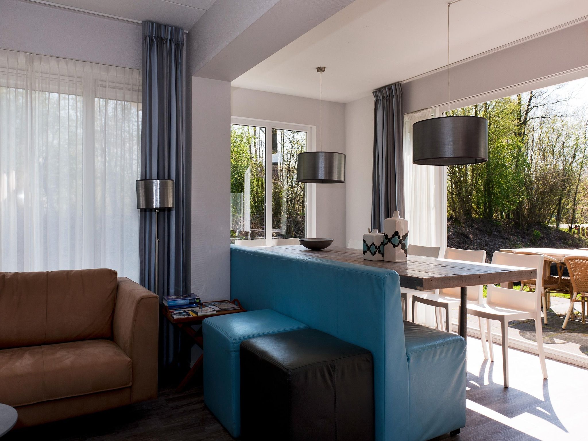 De woonkamer van Grand Tolve Wellness de luxe met sauna buitenspa in Earnewald