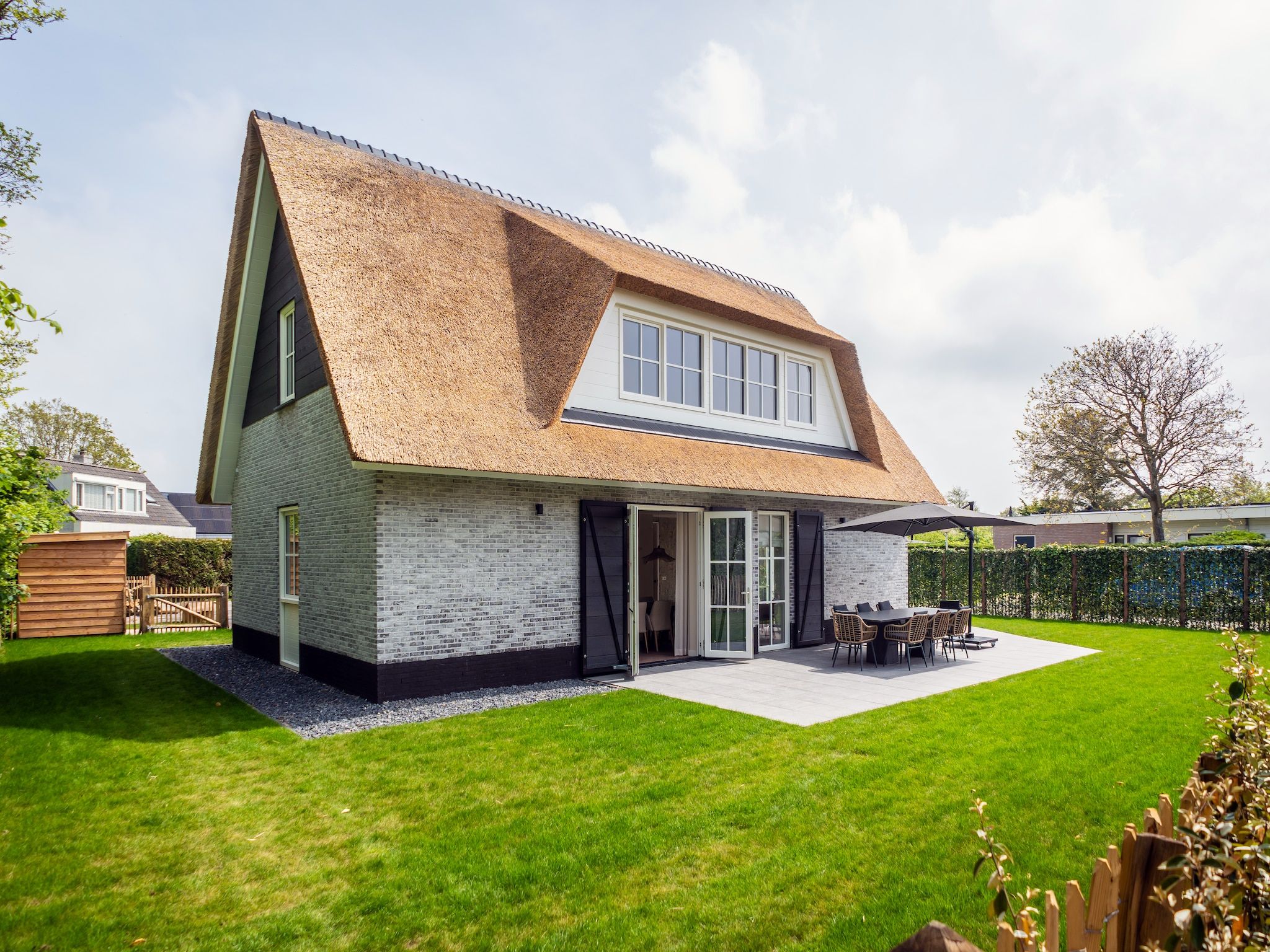 De buitenkant van So What 25a in De Koog