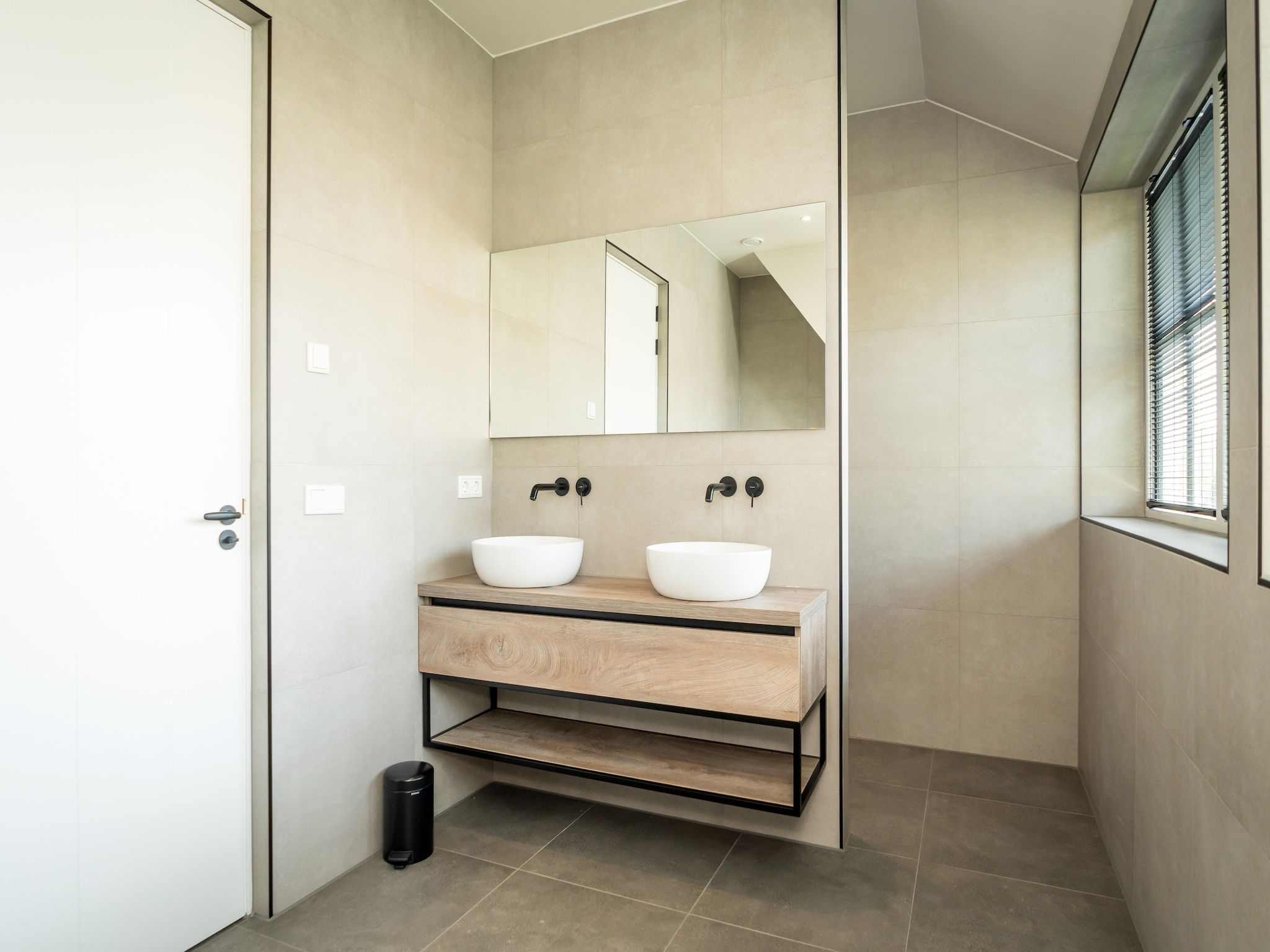 De badkamer van So What 33A in De Koog