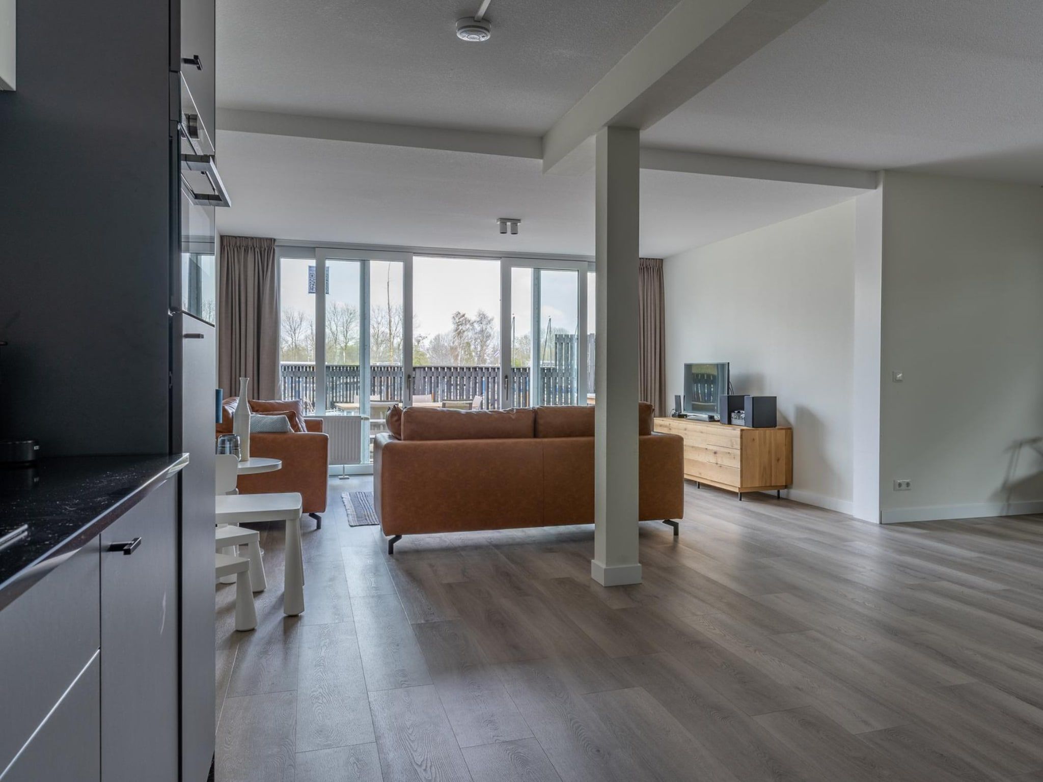 De woonkamer van Appartement - Paviljoenwei 4  Sneek Offingawier 'Havenzicht' in Sneek