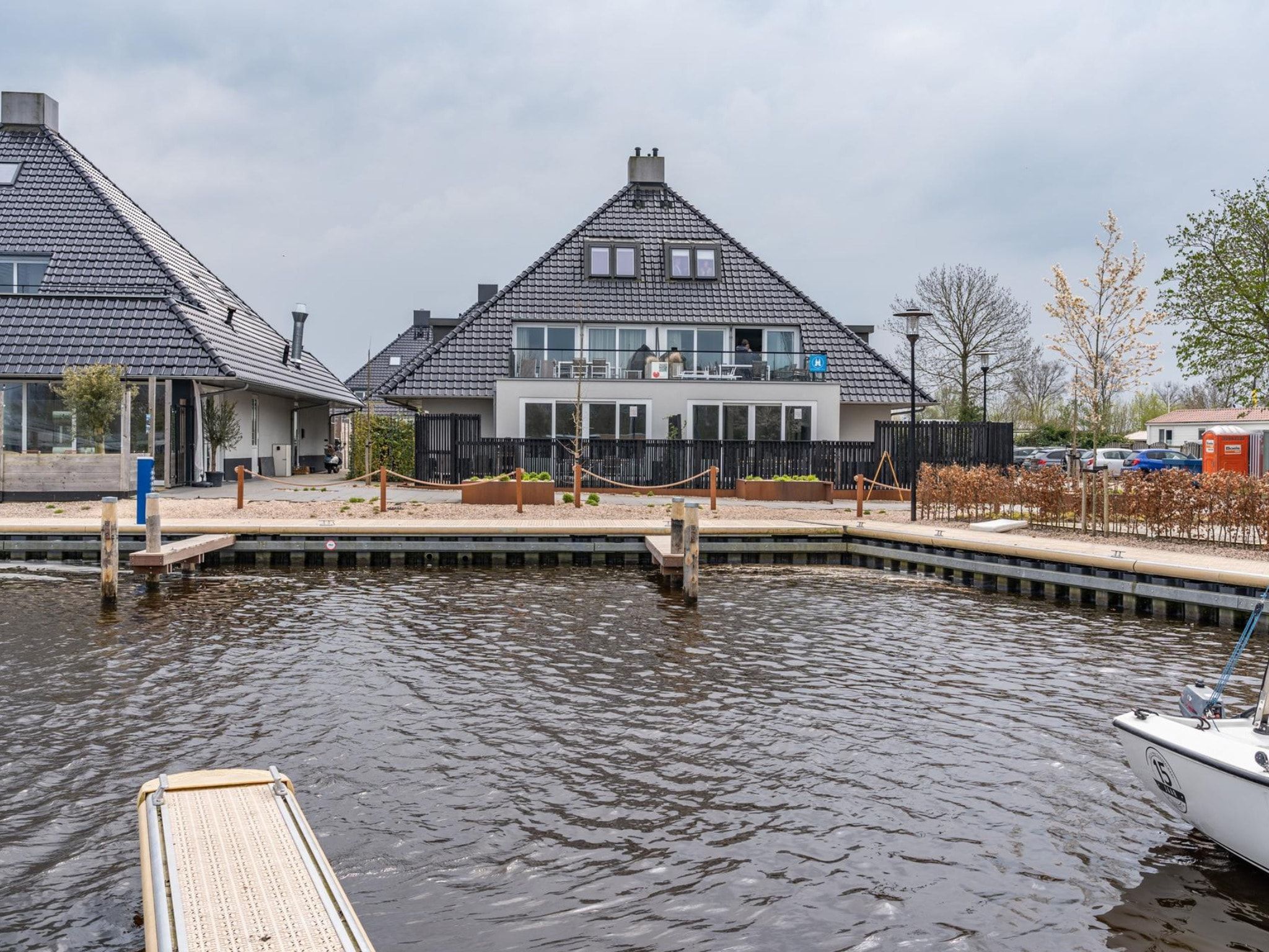 De buitenkant van Appartement - Paviljoenwei 4  Sneek Offingawier 'Havenzicht' in Sneek