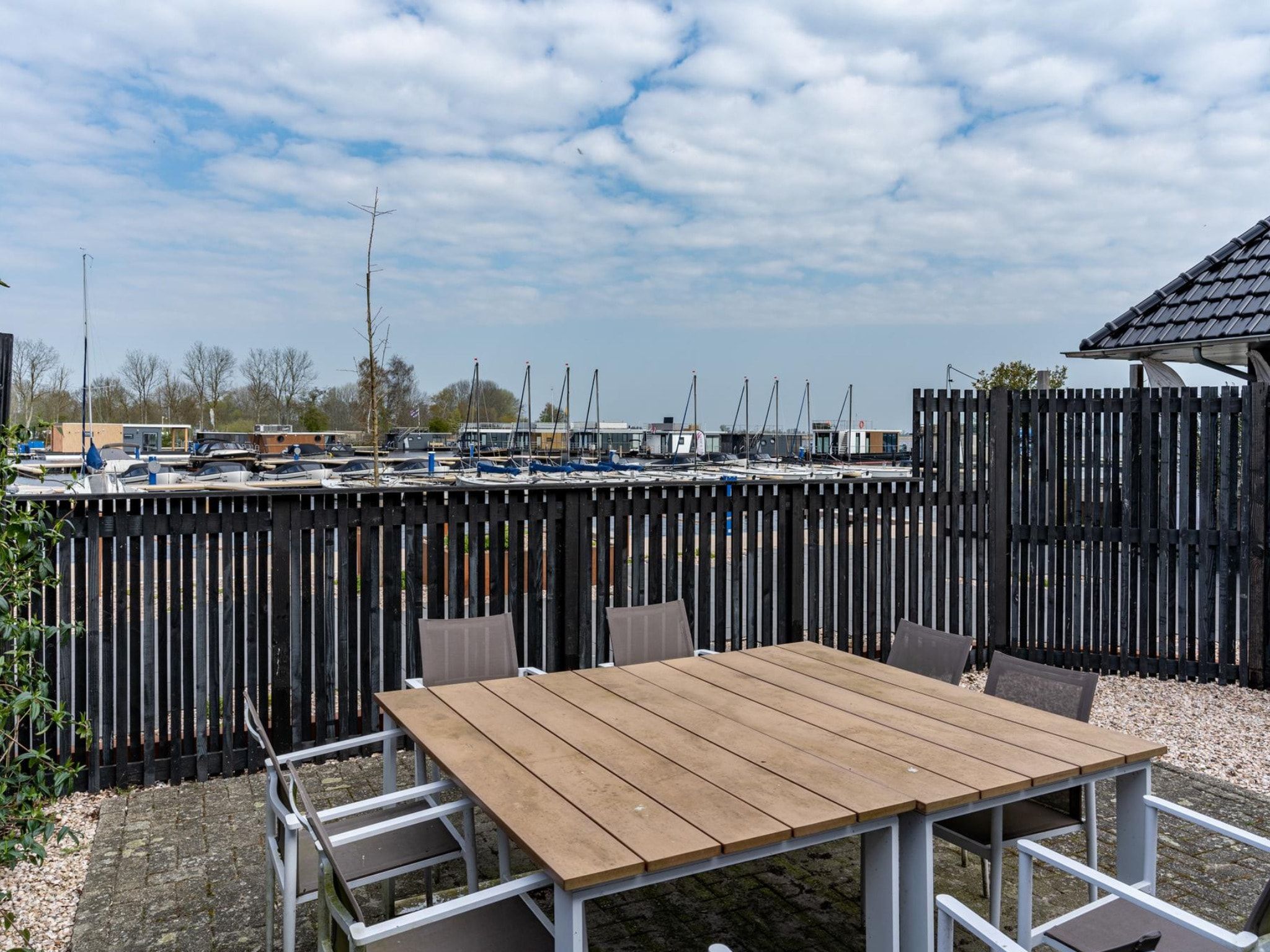 Het terras van Appartement - Paviljoenwei 4  Sneek Offingawier 'Havenzicht' in Sneek