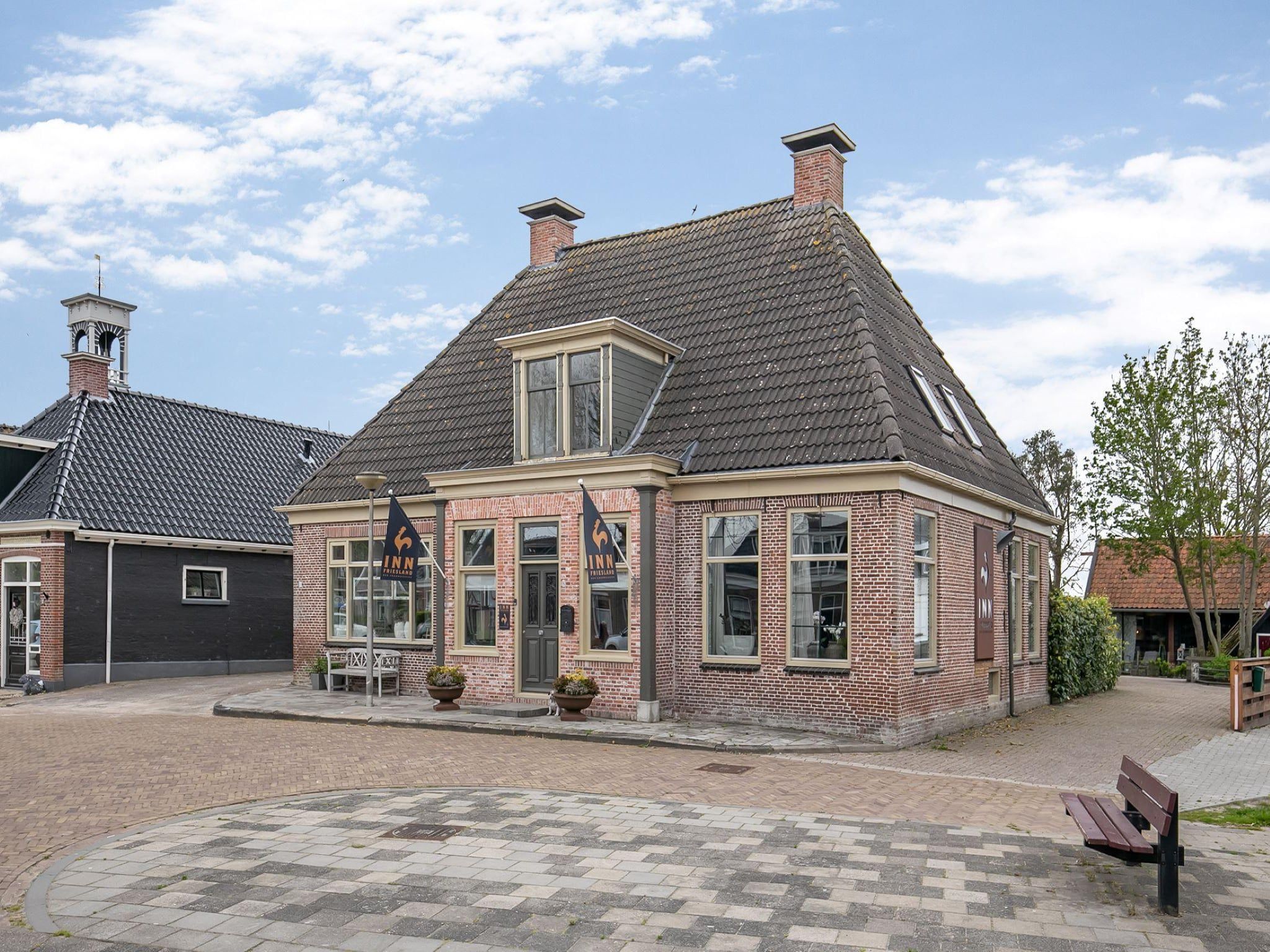 De buitenkant van 13-17 pax holiday home with separated apartments and gardens in Ternaard