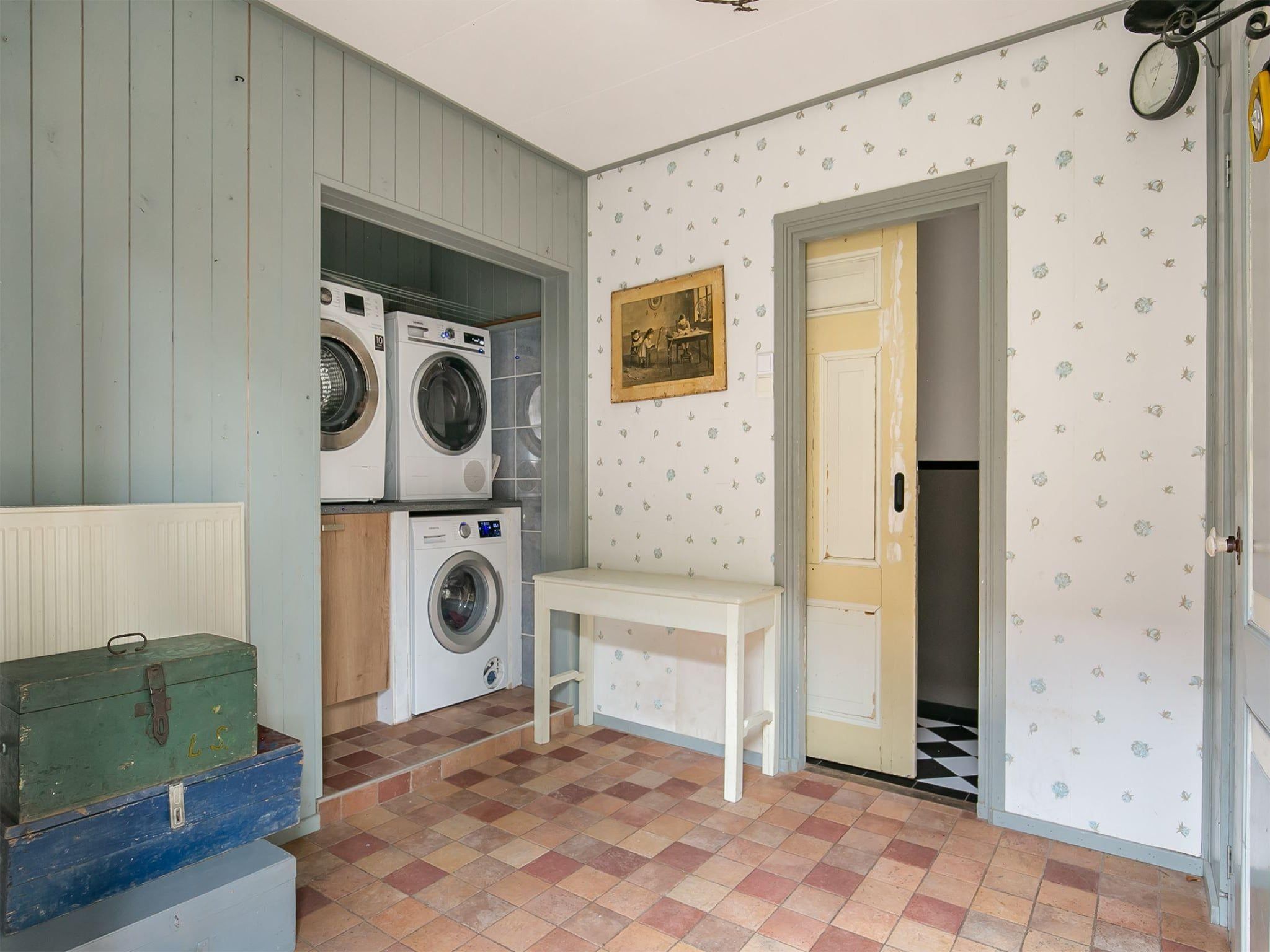 Voorzieningen bij 13-17 pax holiday home with separated apartments and gardens in Ternaard