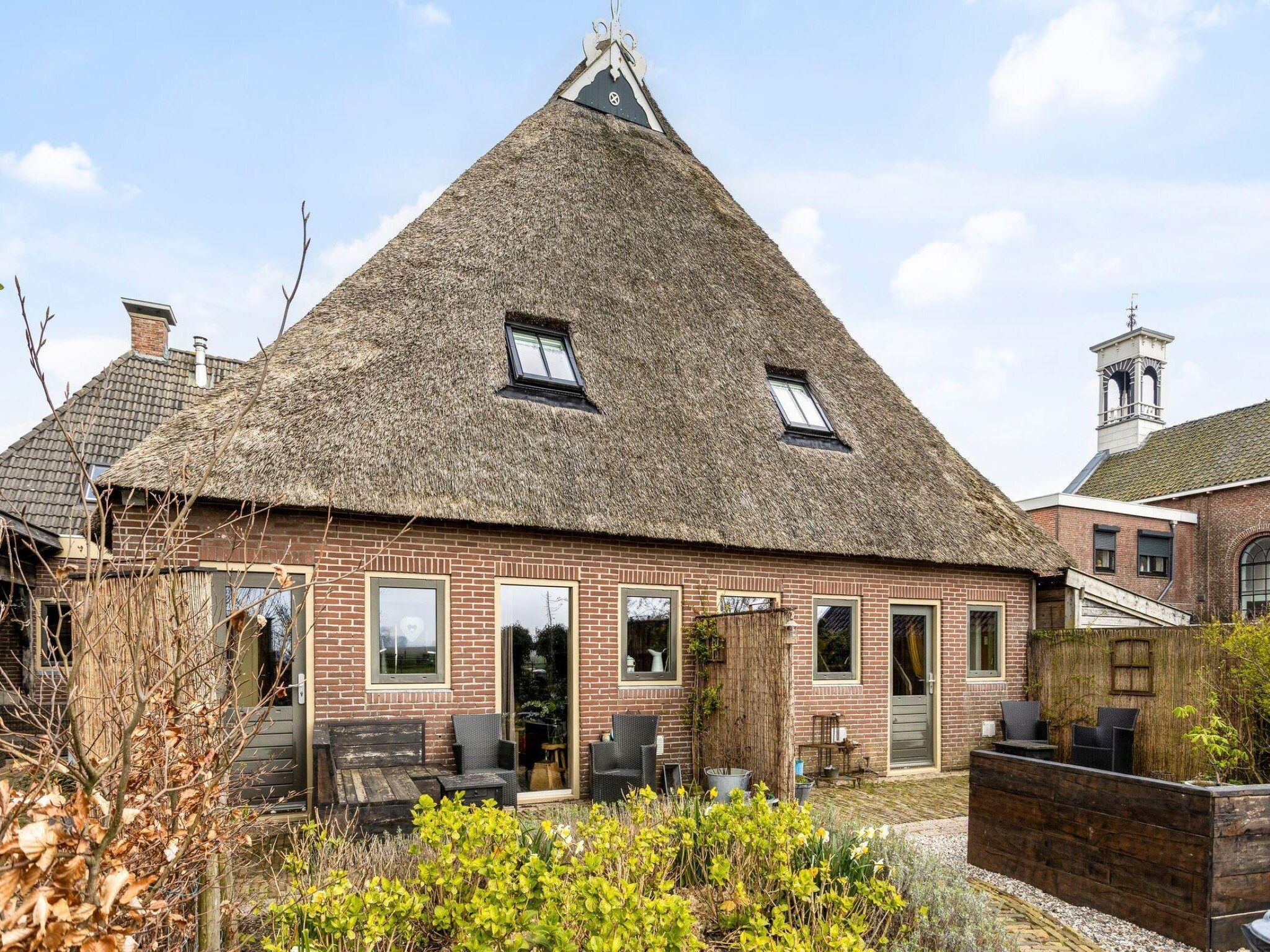 De buitenkant van 13-17 pax holiday home with separated apartments and gardens in Ternaard