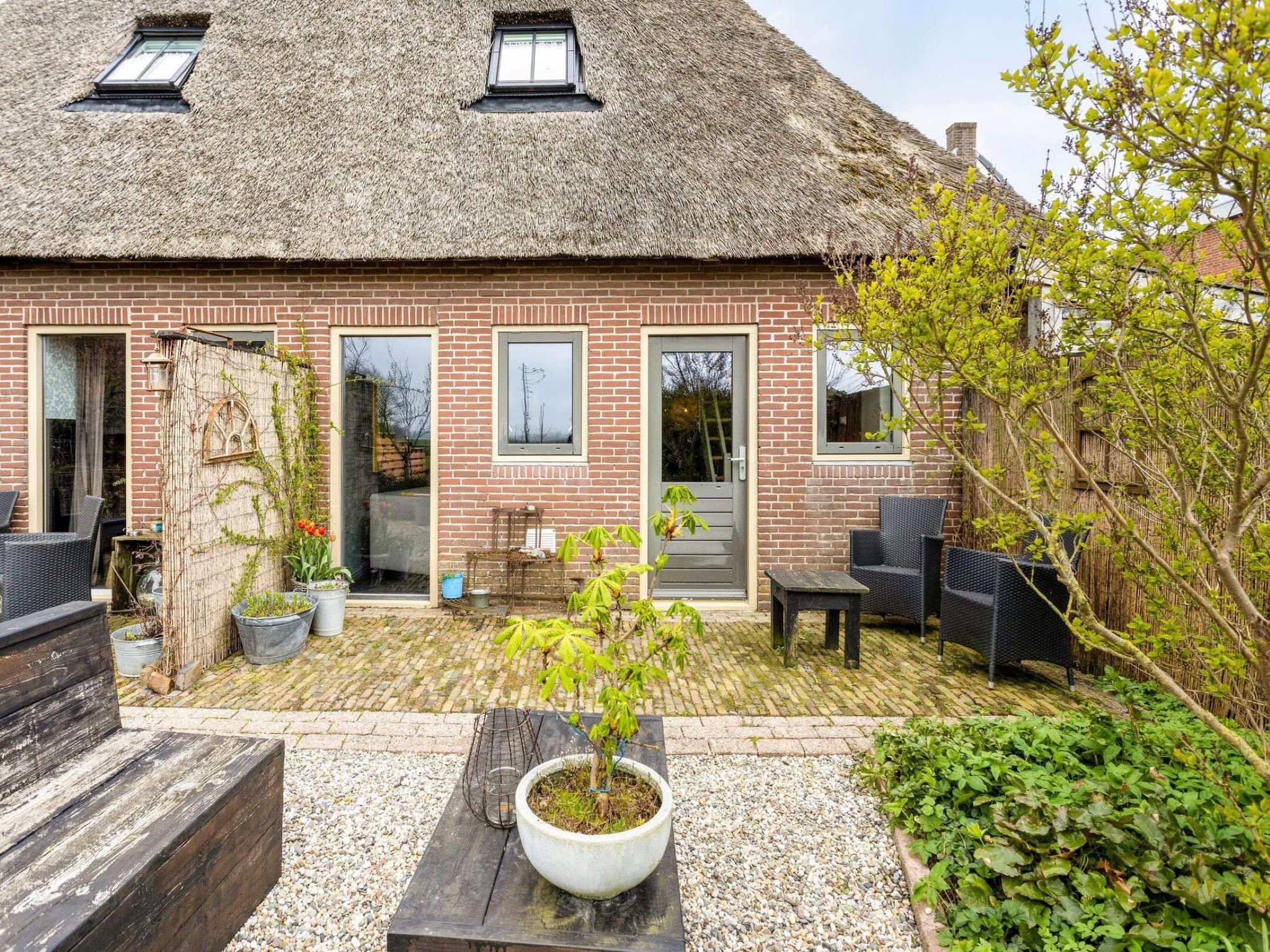 De tuin van 13-17 pax holiday home with separated apartments and gardens in Ternaard