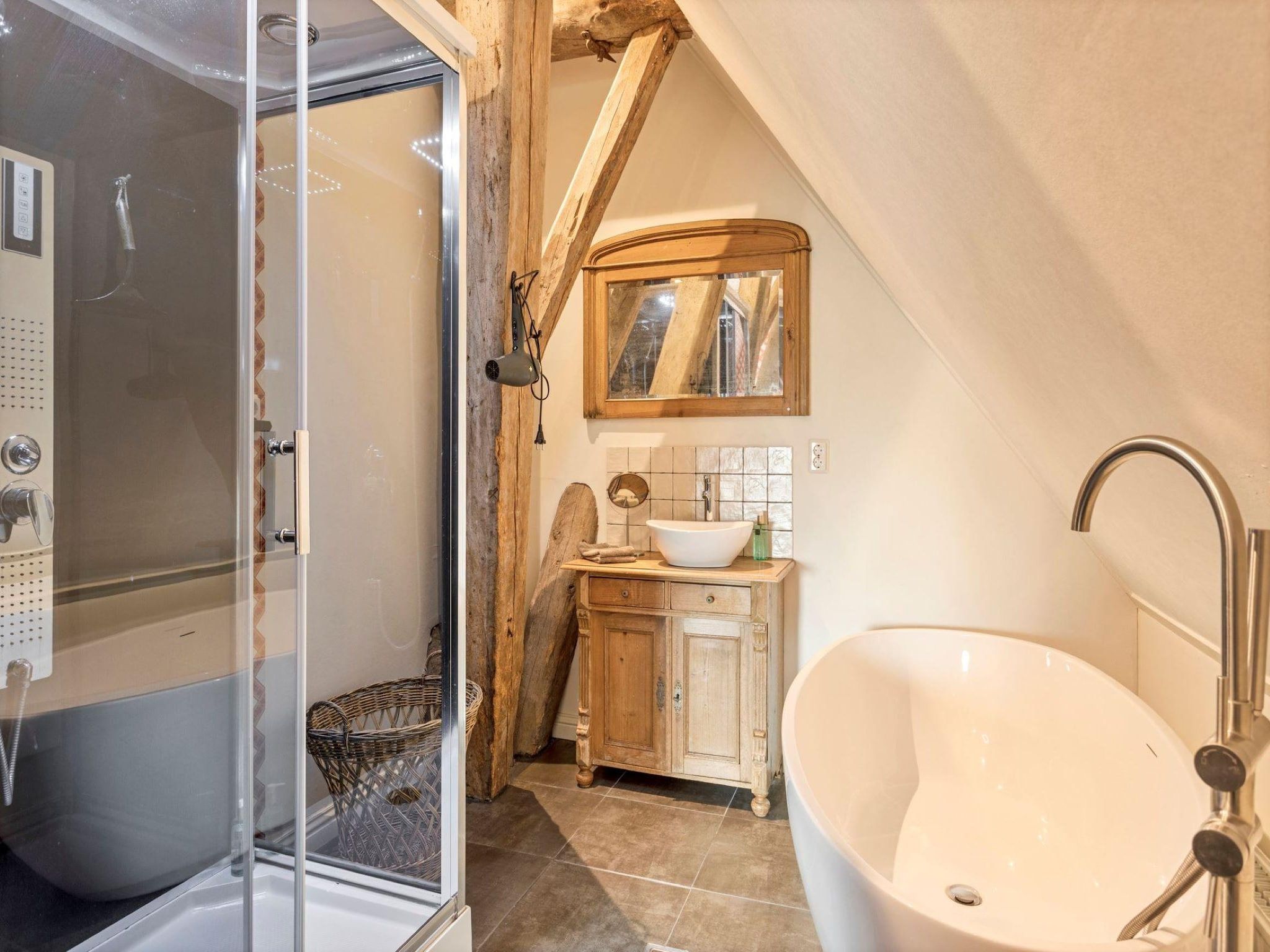 De badkamer van 13-17 pax holiday home with separated apartments and gardens in Ternaard