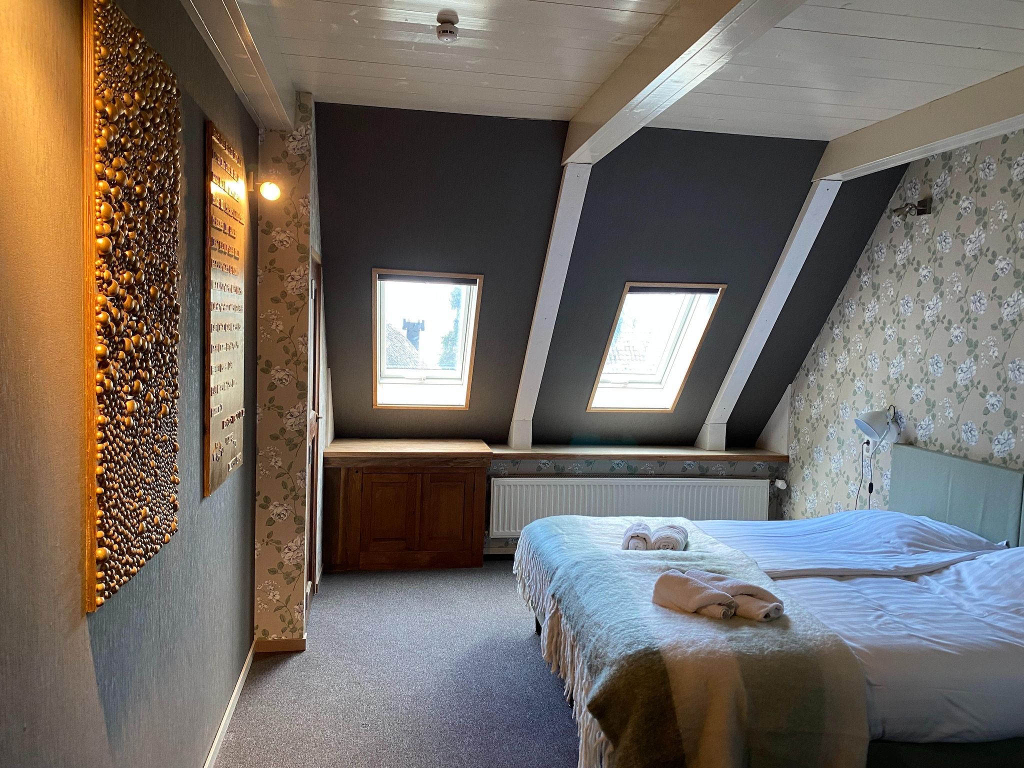 Een slaapkamer van 13-17 pax holiday home with separated apartments and gardens in Ternaard