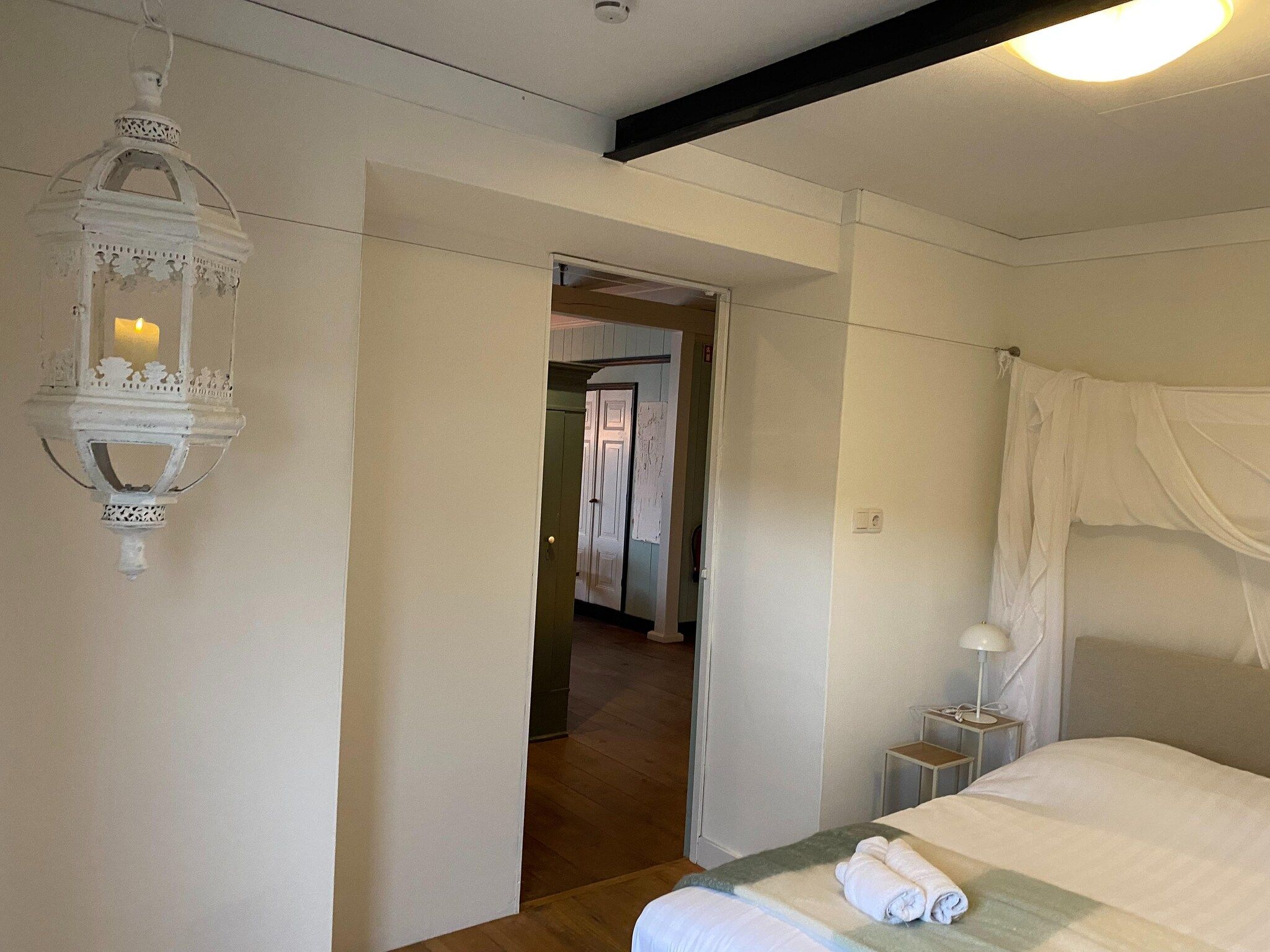 Een slaapkamer van 13-17 pax holiday home with separated apartments and gardens in Ternaard