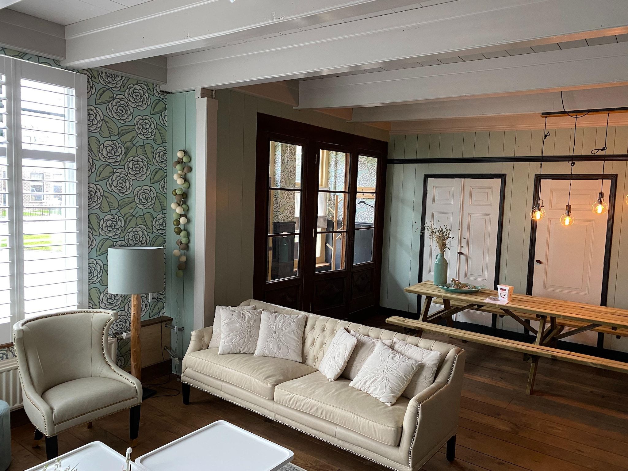 De woonkamer van 13-17 pax holiday home with separated apartments and gardens in Ternaard