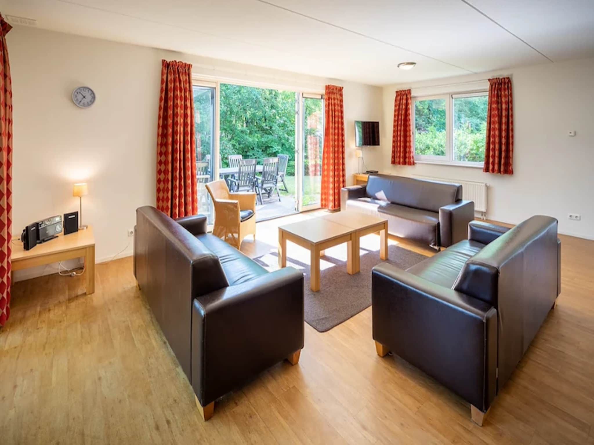 De woonkamer van Vakantiepark de Berkenhorst 15 in Kootwijk