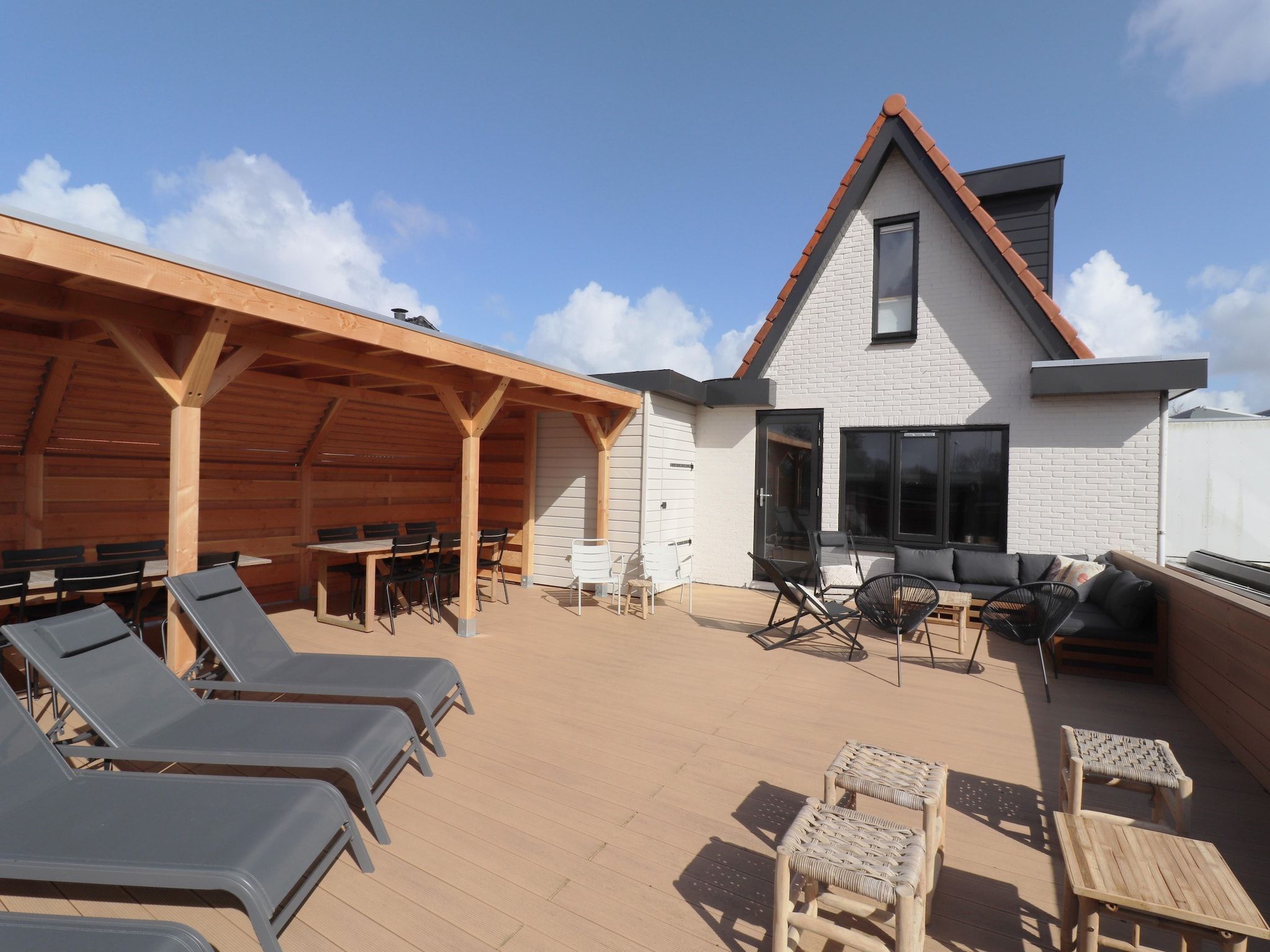 Het terras van Loft Loopuyt in Julianadorp