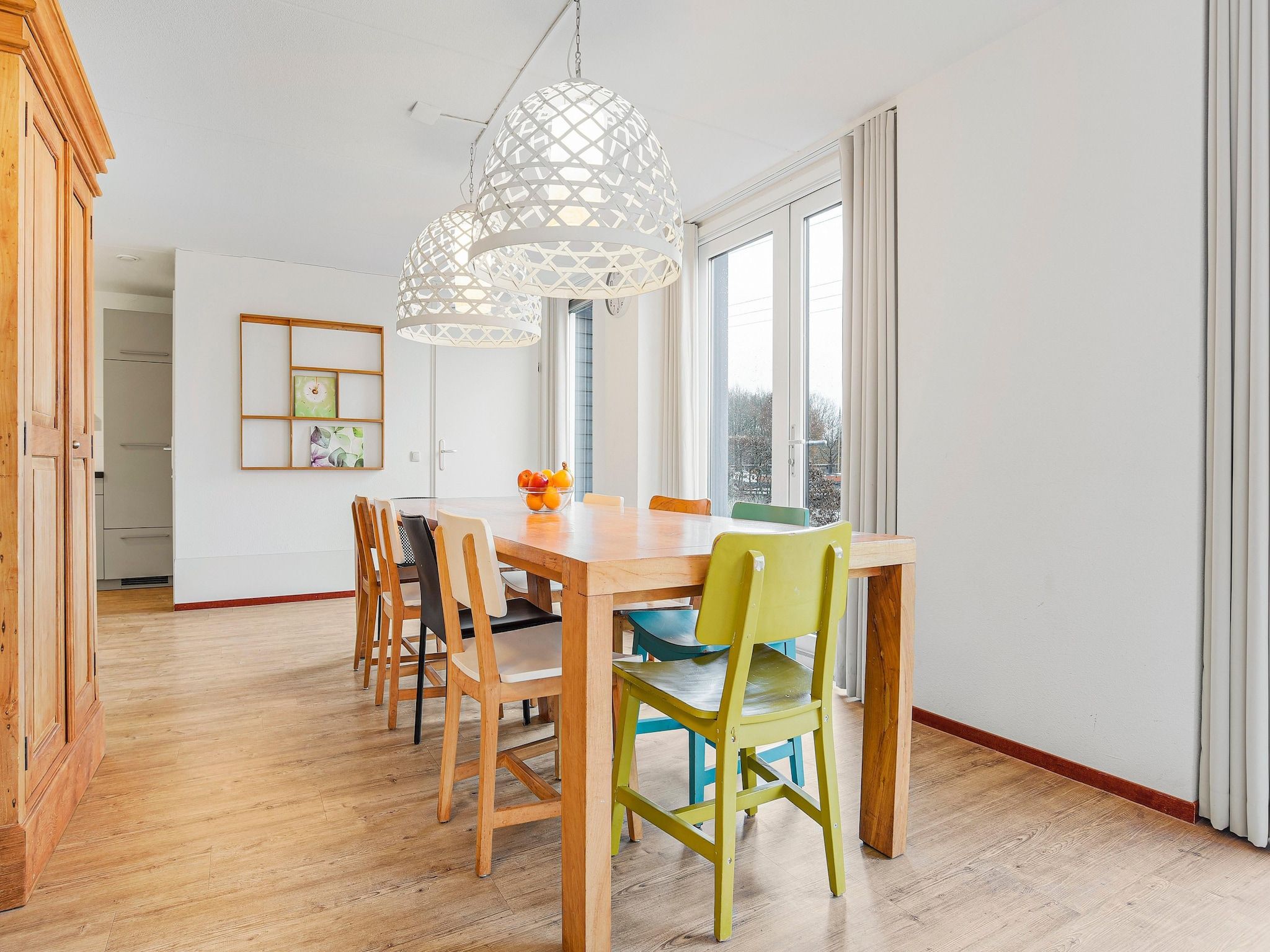 De woonkamer van Waterpark De Bloemert 1 in Midlaren