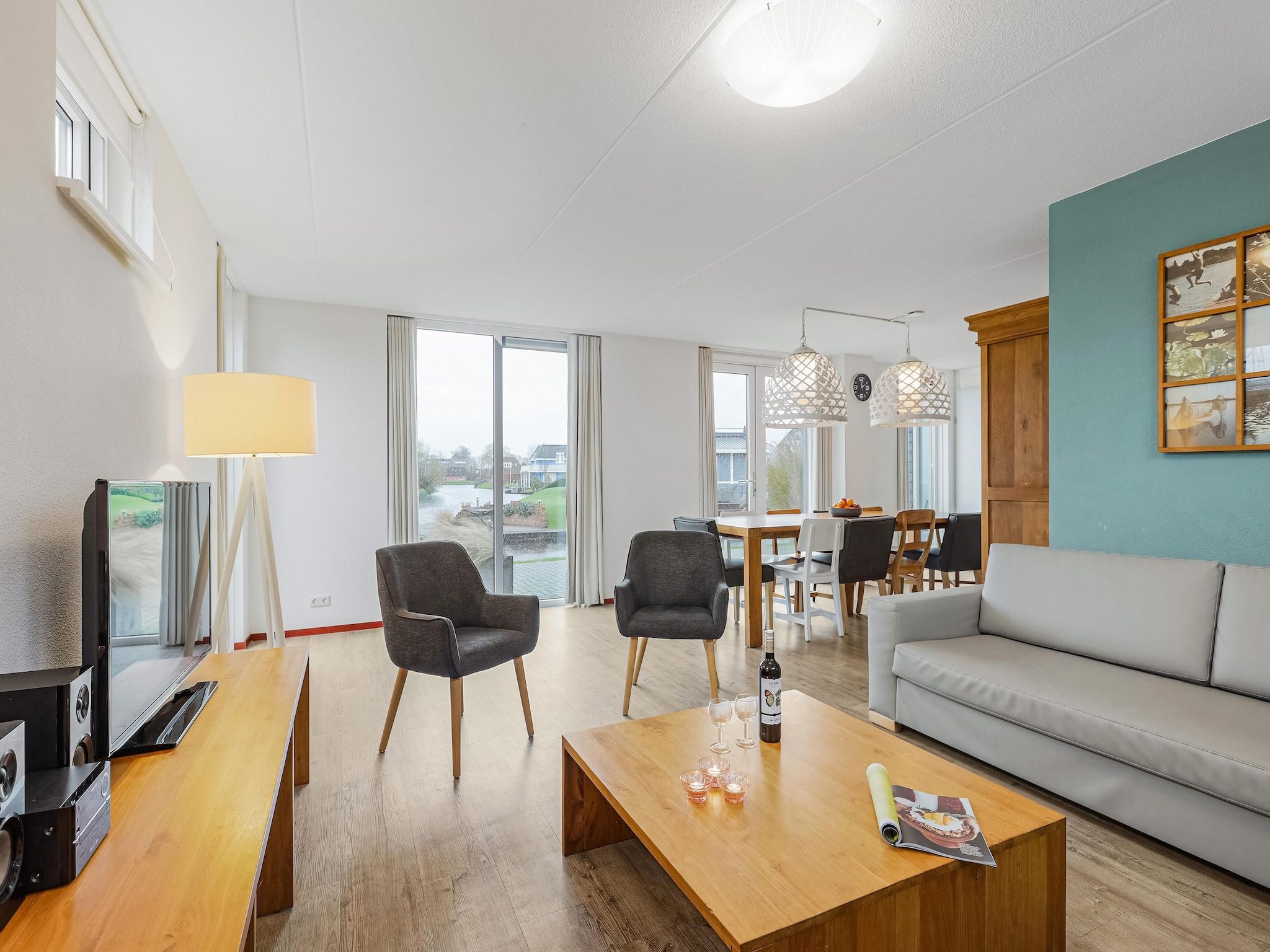 De woonkamer van Waterpark De Bloemert 2 in Midlaren