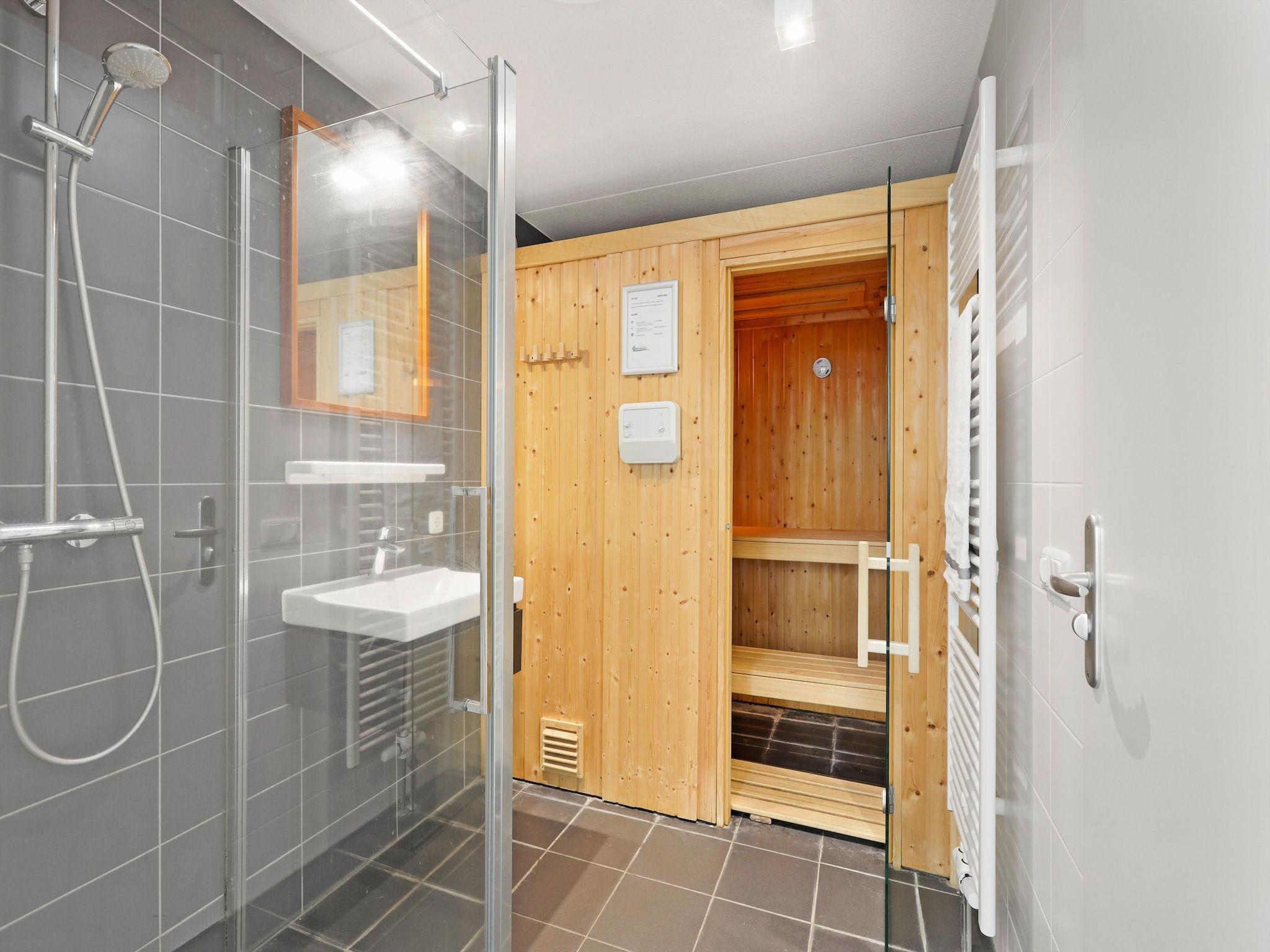 De badkamer van Waterpark De Bloemert 19 in Midlaren