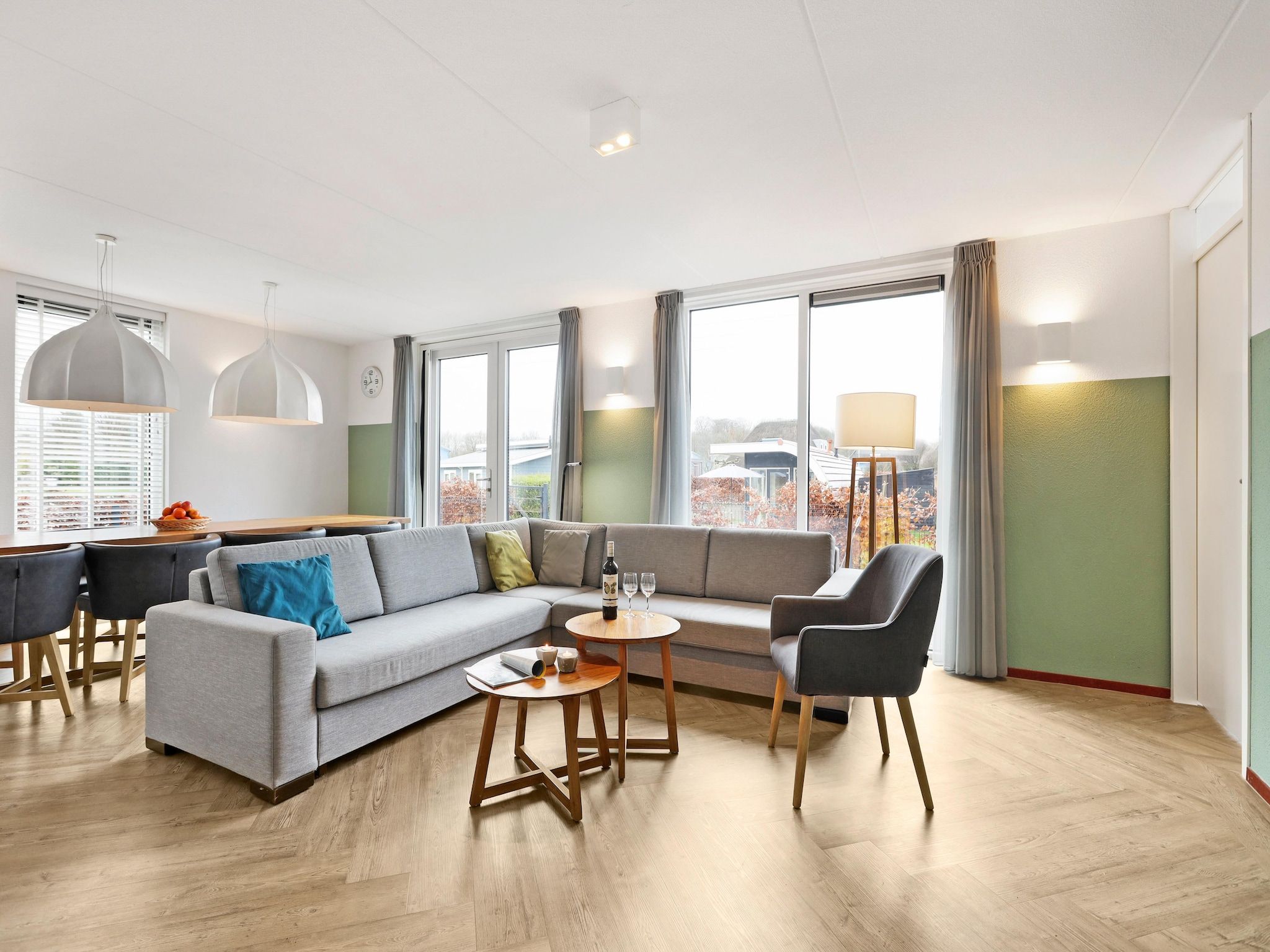 De woonkamer van Waterpark De Bloemert 19 in Midlaren