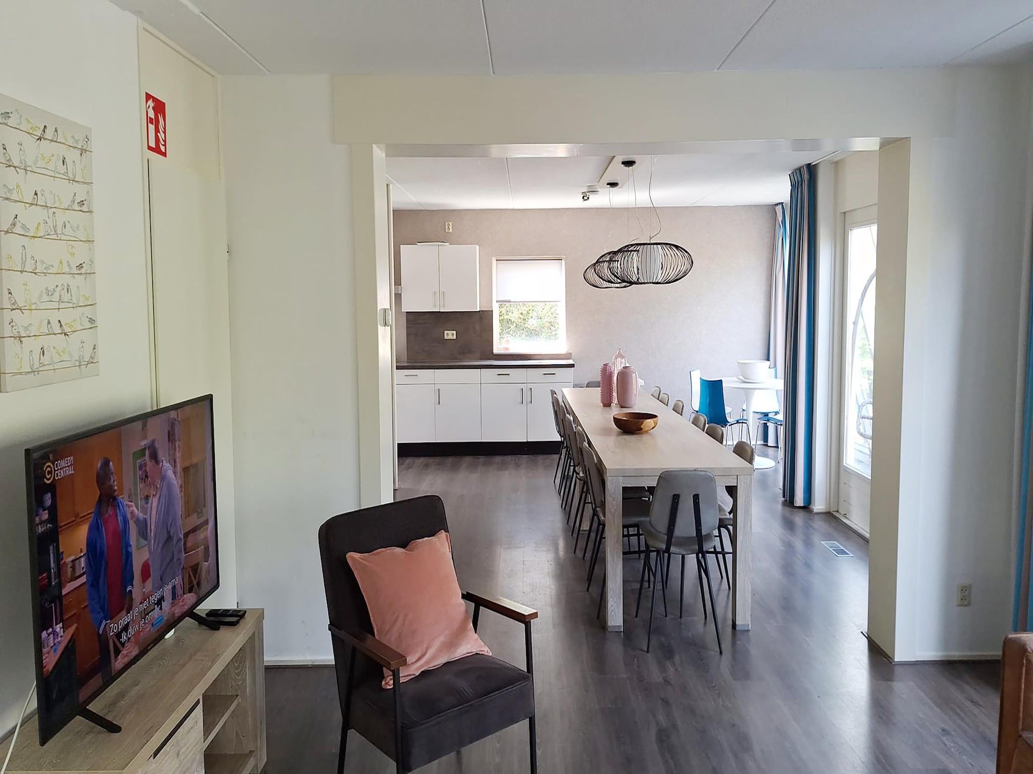 De eetkamer van 18 pers Ellersinghuis wellness met houtgestookte hottub in Vlagtwedde