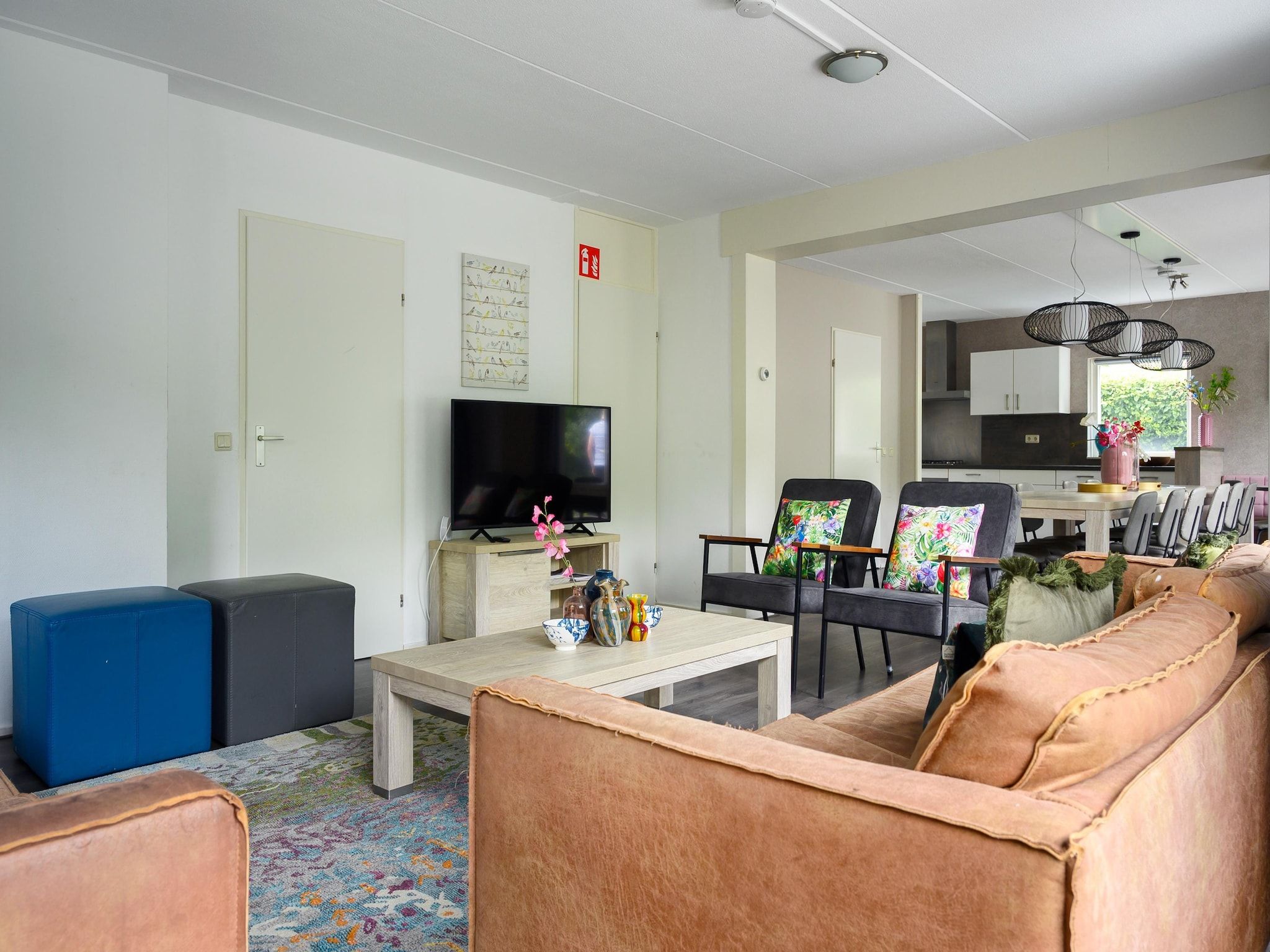 De woonkamer van 18 pers Ellersinghuis wellness met houtgestookte hottub in Vlagtwedde