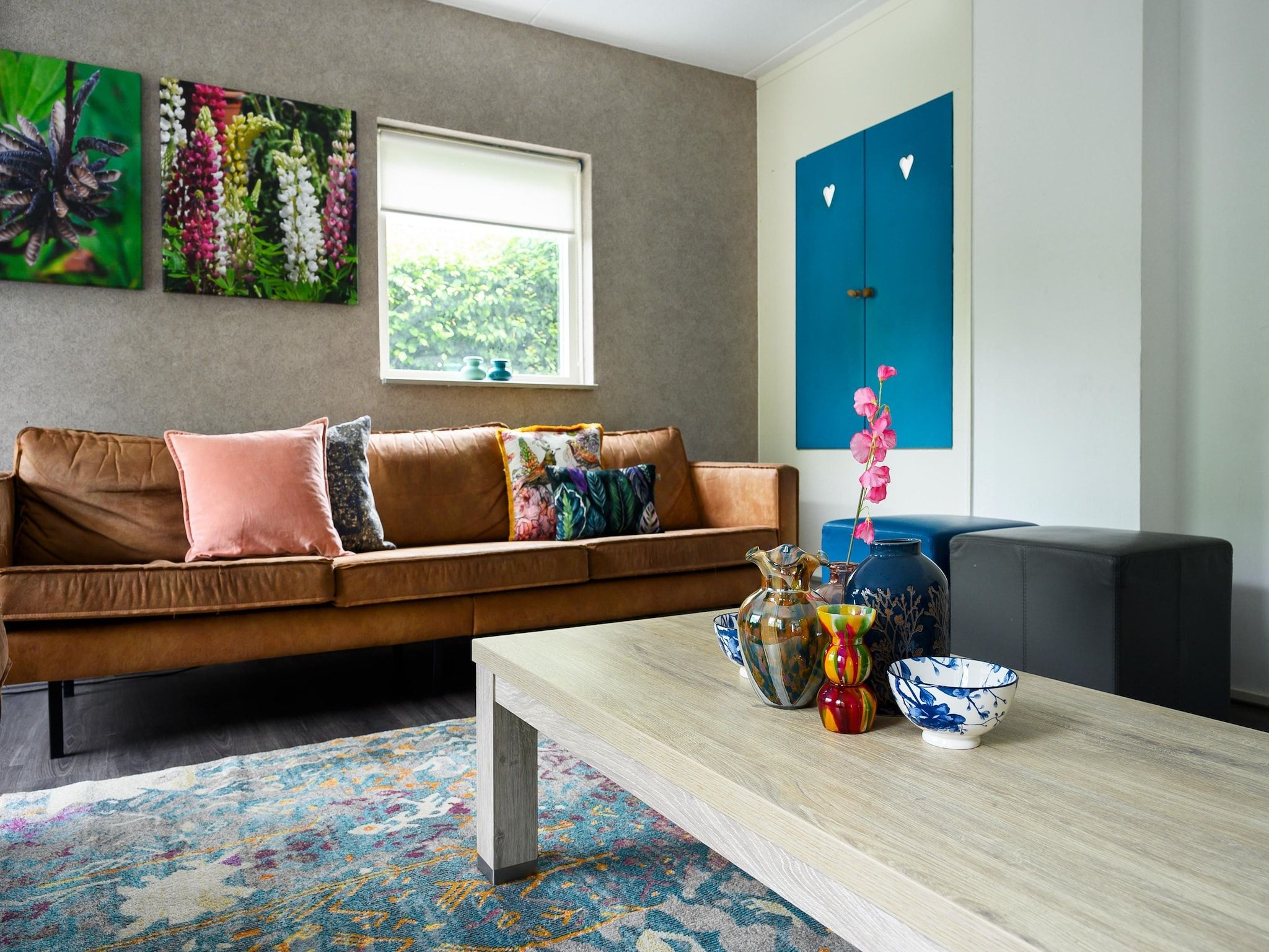 De woonkamer van 18 pers Ellersinghuis wellness met houtgestookte hottub in Vlagtwedde