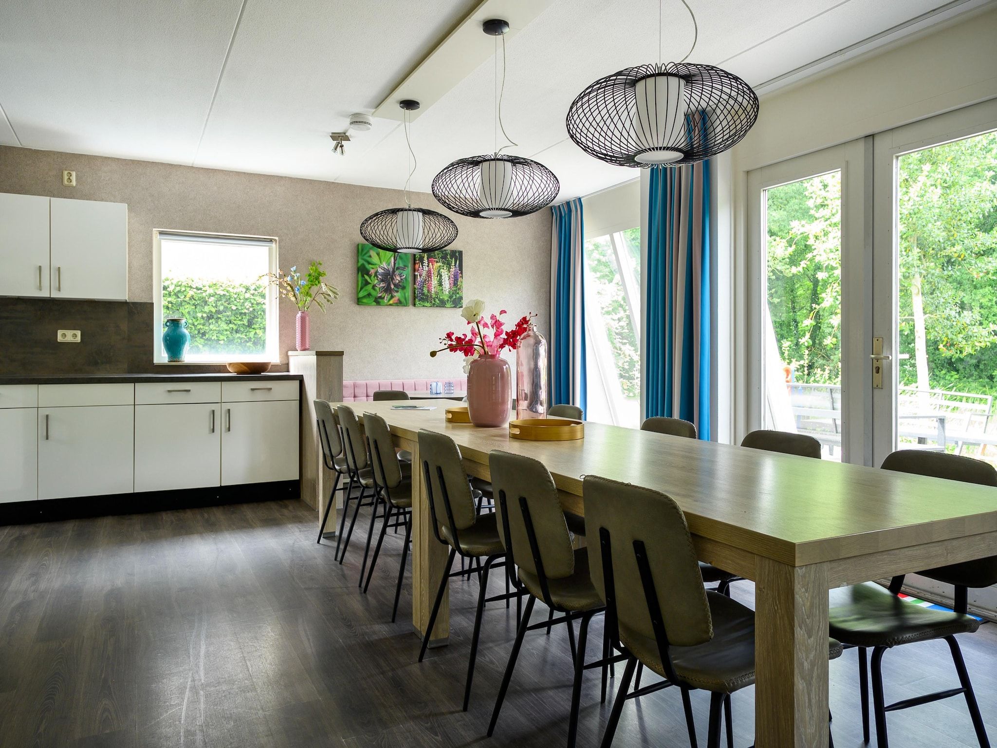 De eetkamer van 18 pers Ellersinghuis wellness met houtgestookte hottub in Vlagtwedde