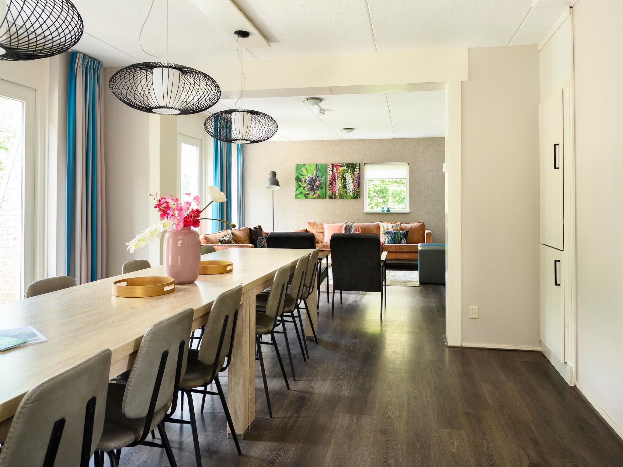 De keuken van 18 pers Ellersinghuis wellness met houtgestookte hottub in Vlagtwedde