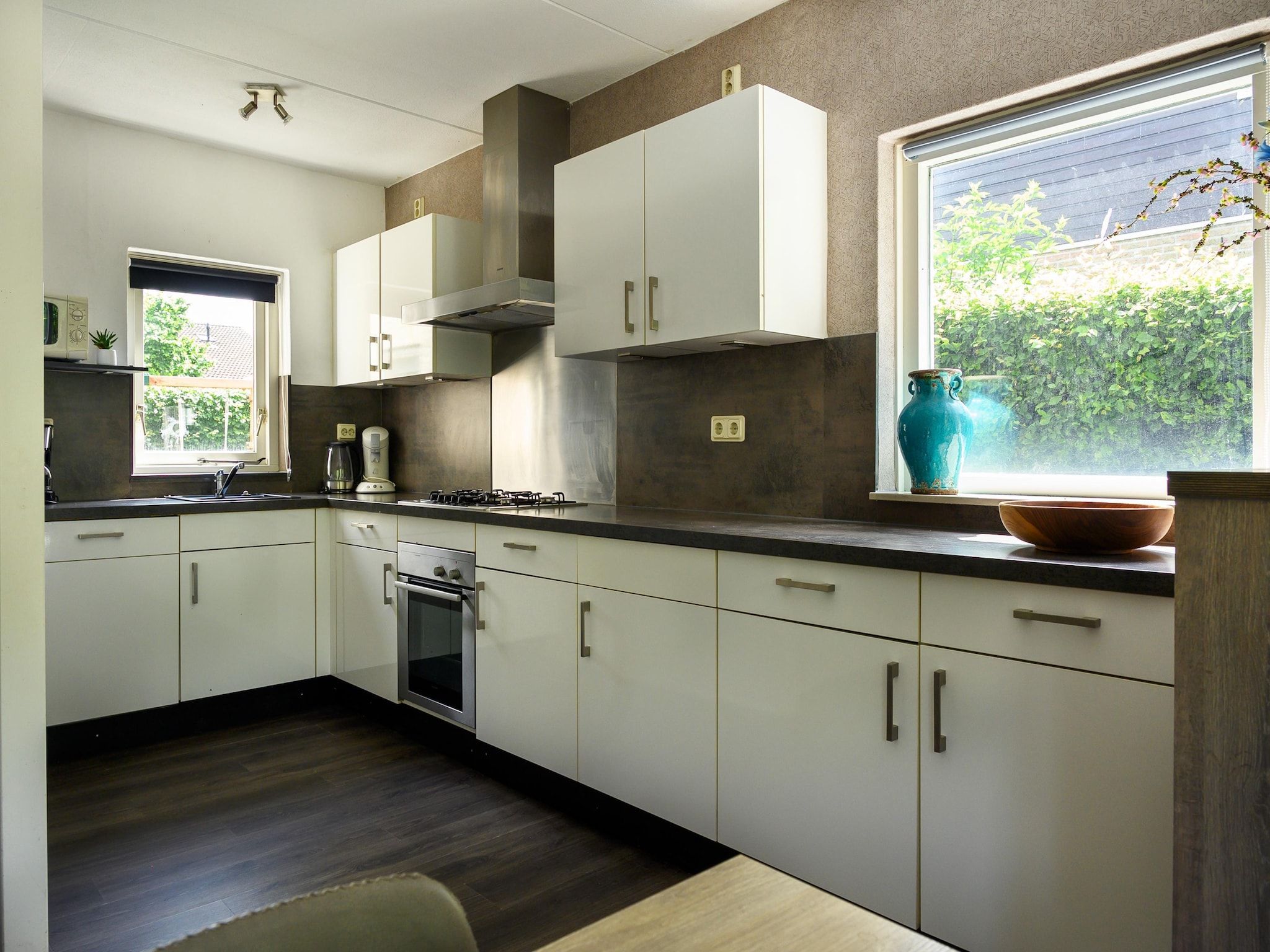 De keuken van 18 pers Ellersinghuis wellness met houtgestookte hottub in Vlagtwedde