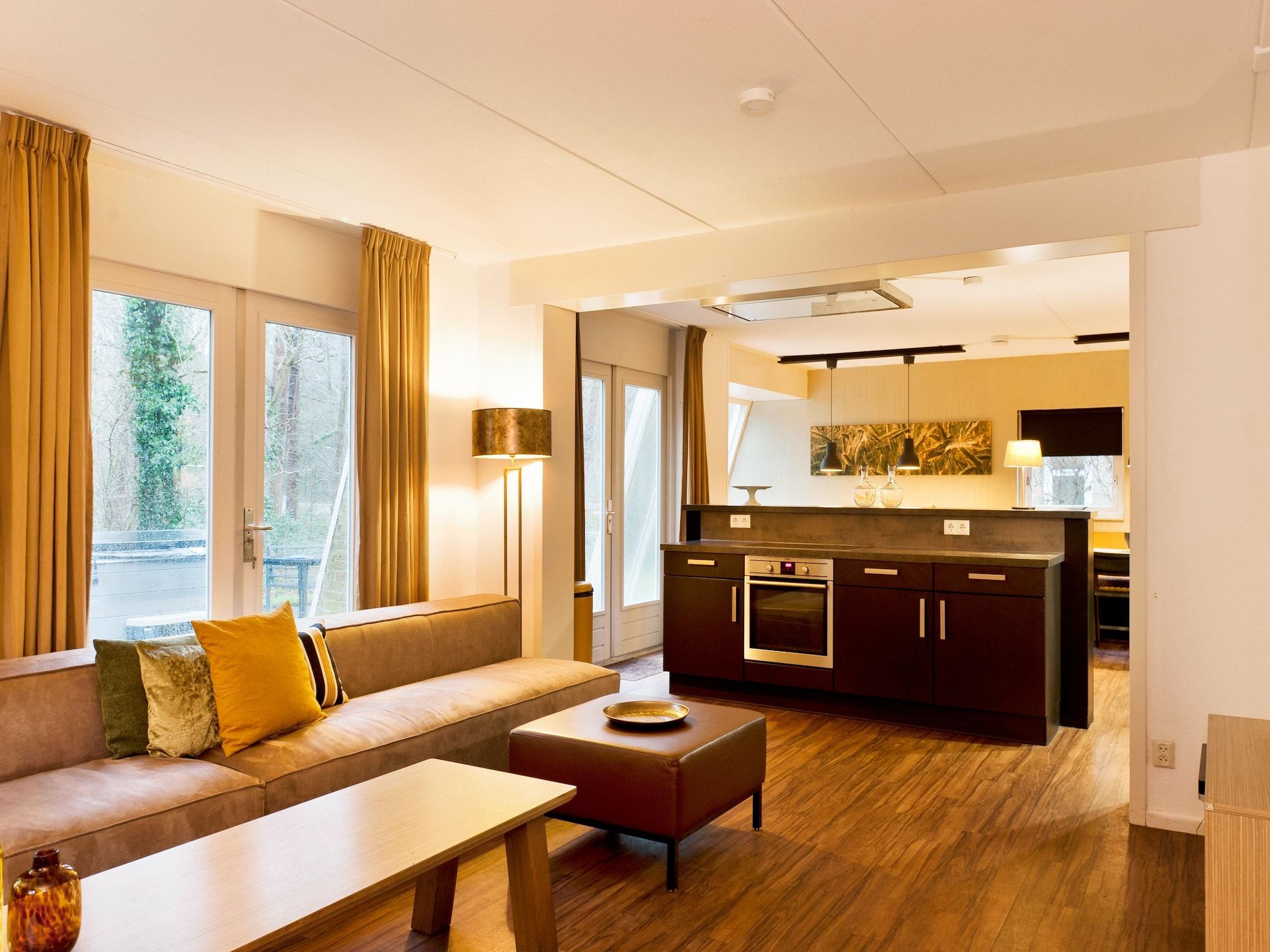 De keuken van 20 pers groot Abeltjeshuis Wellness de luxe met buitenspa in Vlagtwedde