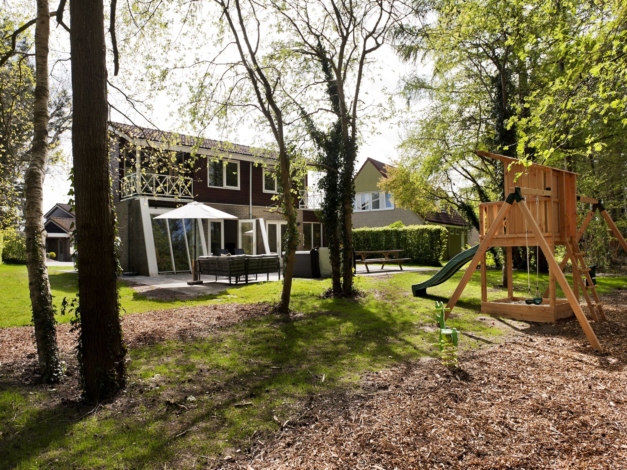 De buitenkant van 20 pers groot Abeltjeshuis Wellness de luxe met buitenspa in Vlagtwedde