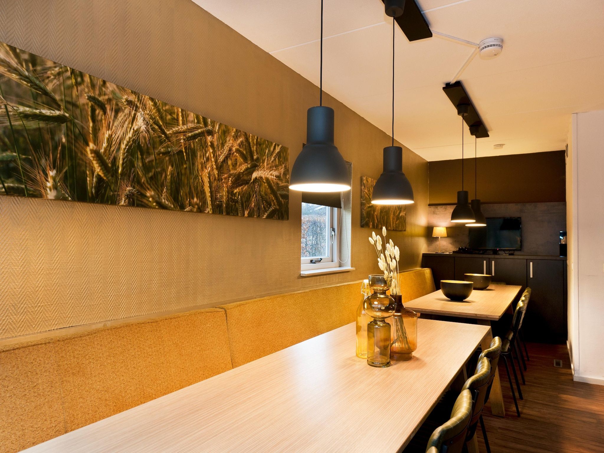 De eetkamer van 20 pers groot Abeltjeshuis Wellness de luxe met buitenspa in Vlagtwedde