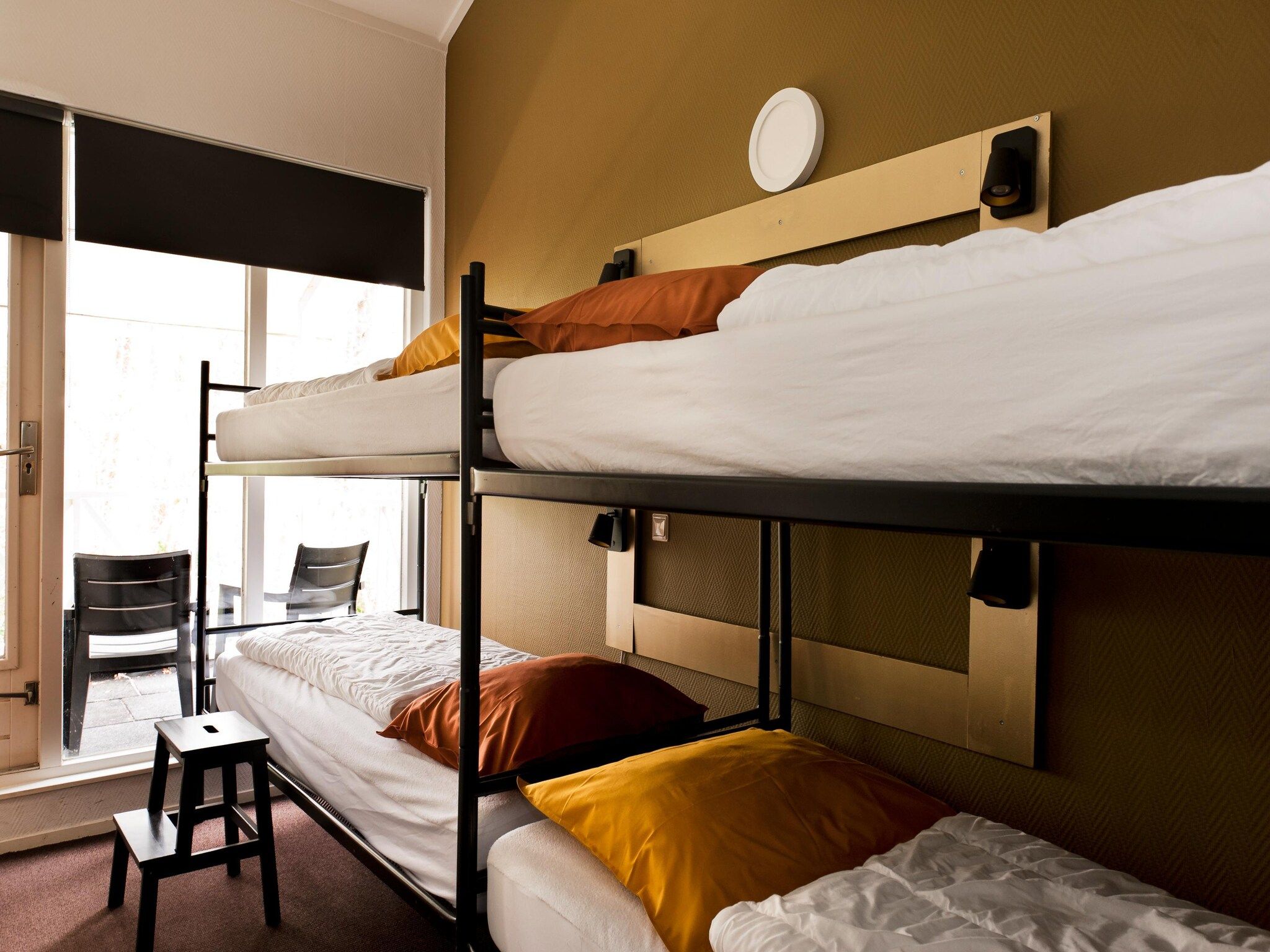 Een slaapkamer van 20 pers groot Abeltjeshuis Wellness de luxe met buitenspa in Vlagtwedde