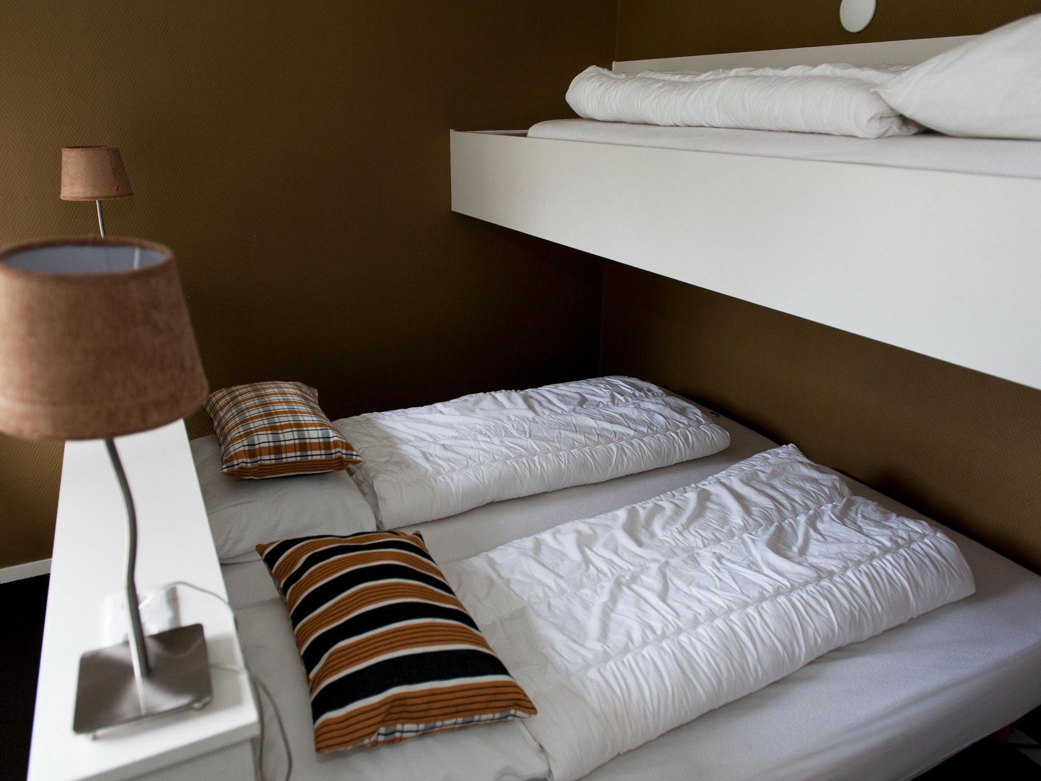 Een slaapkamer van 20 pers groot Abeltjeshuis Wellness de luxe met buitenspa in Vlagtwedde