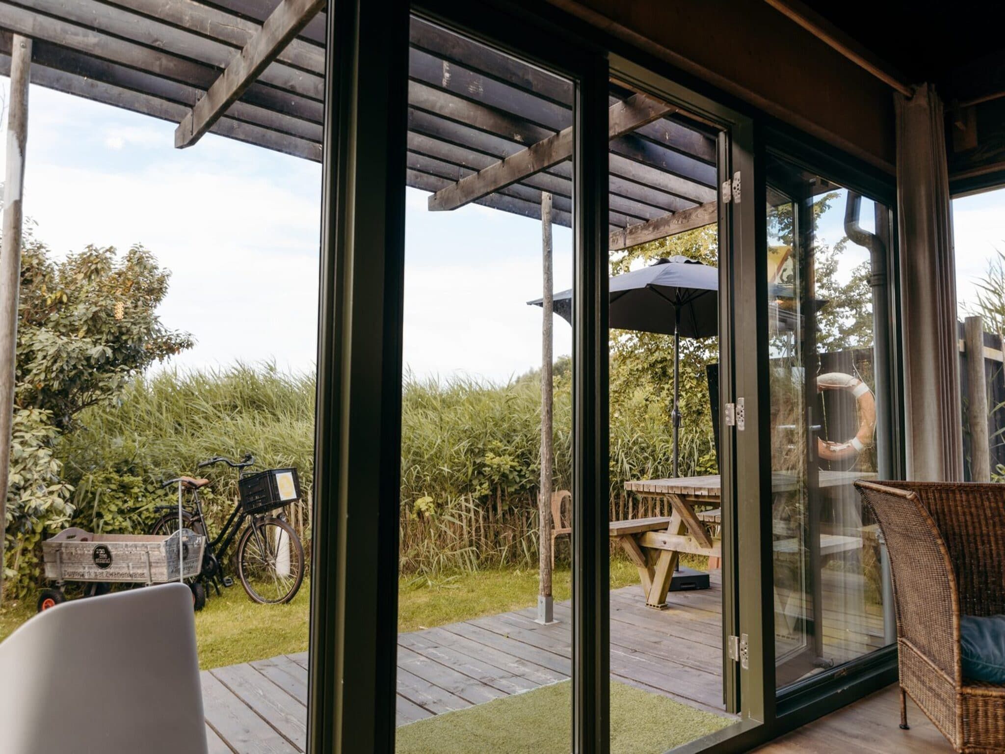 Het terras van Juttershut Duynpark - Callantsoog in Callantsoog