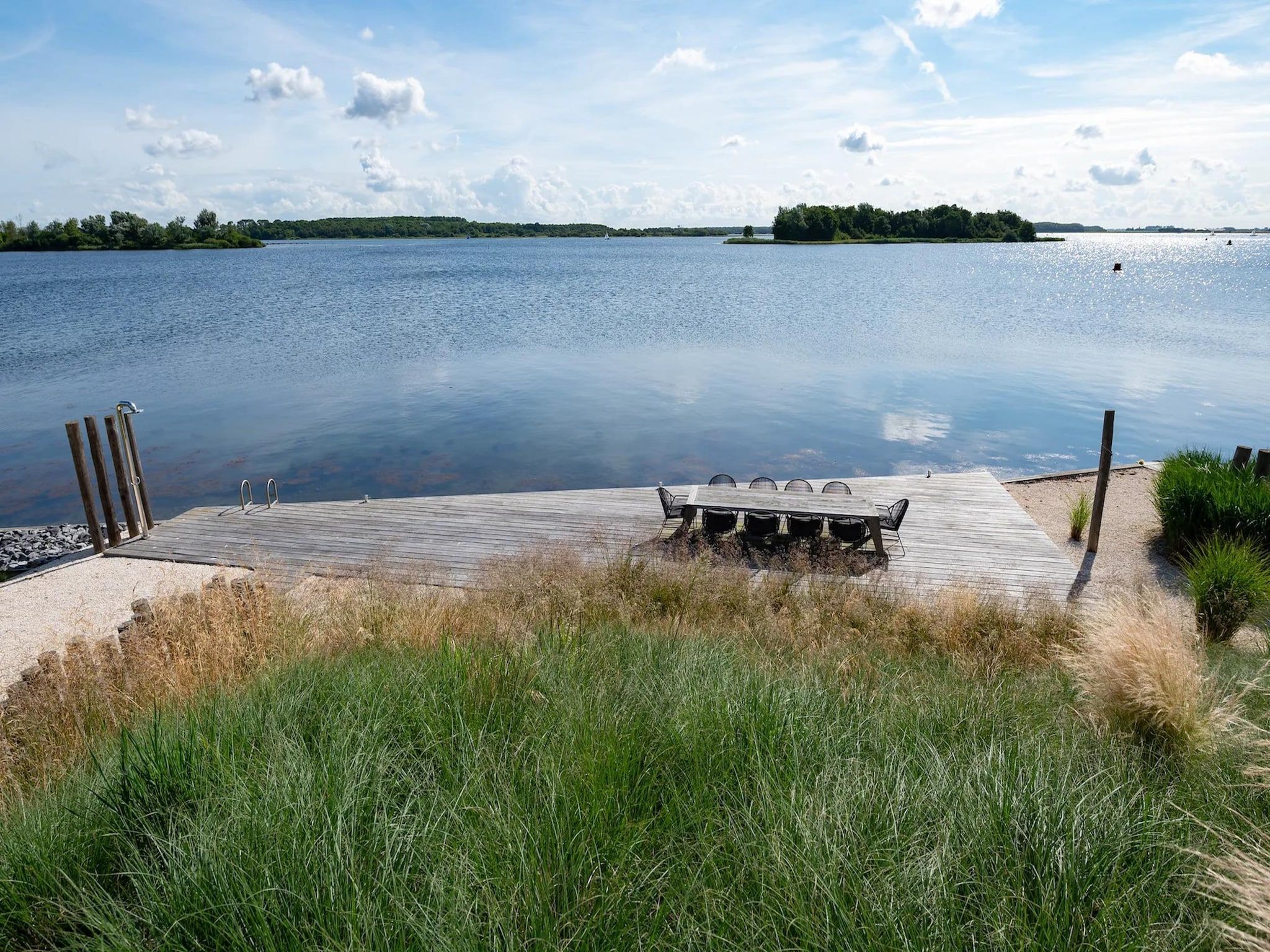 Het terras van Harbour Village 4 in Arnemuiden