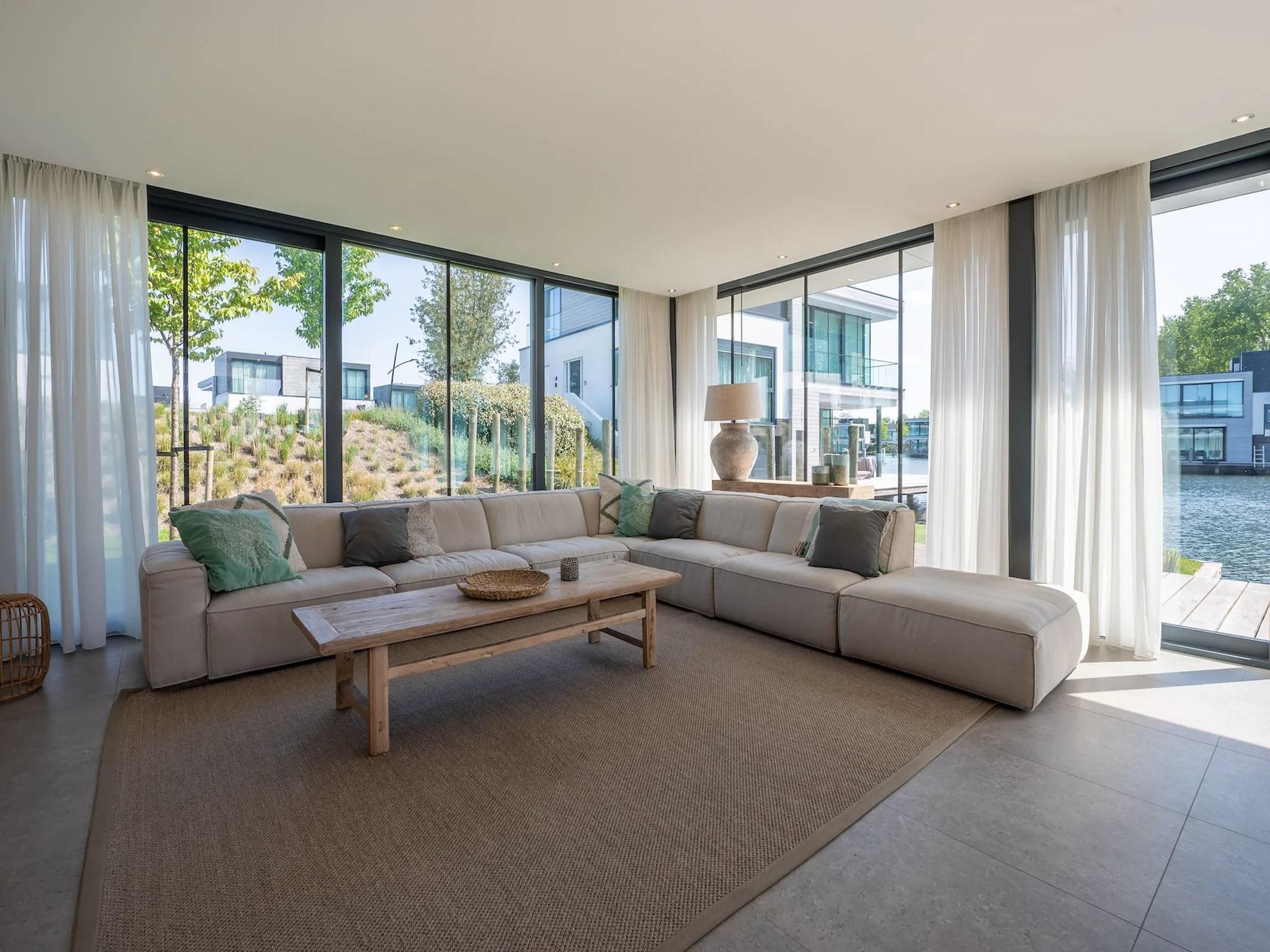 De woonkamer van Harbour Village 5 in Arnemuiden