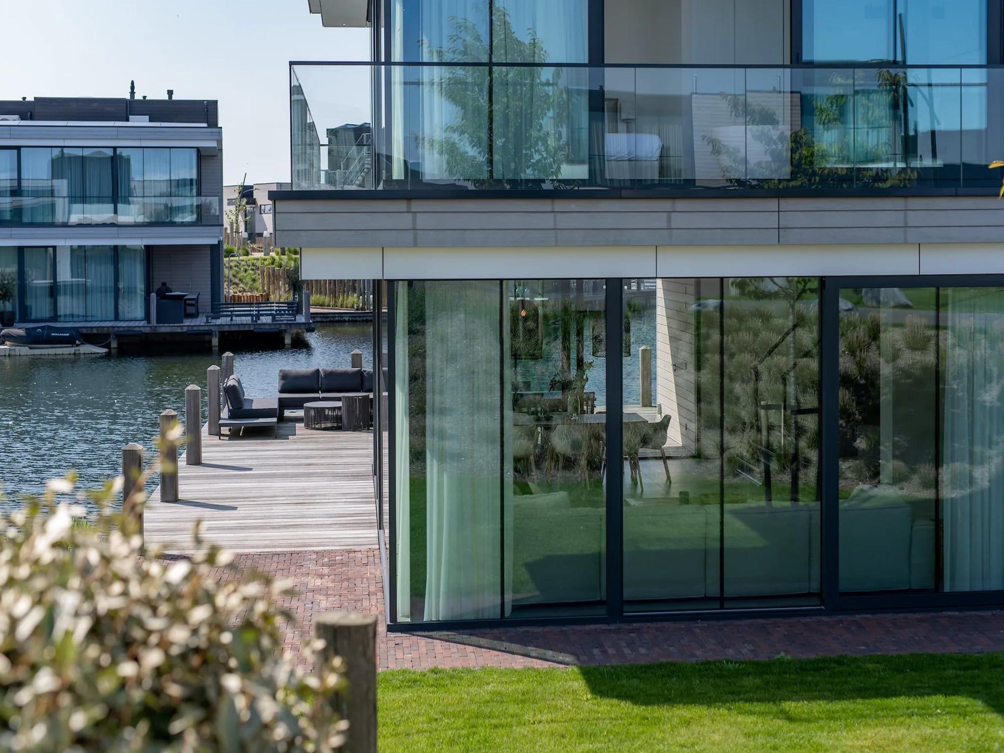 De buitenkant van Harbour Village 5 in Arnemuiden