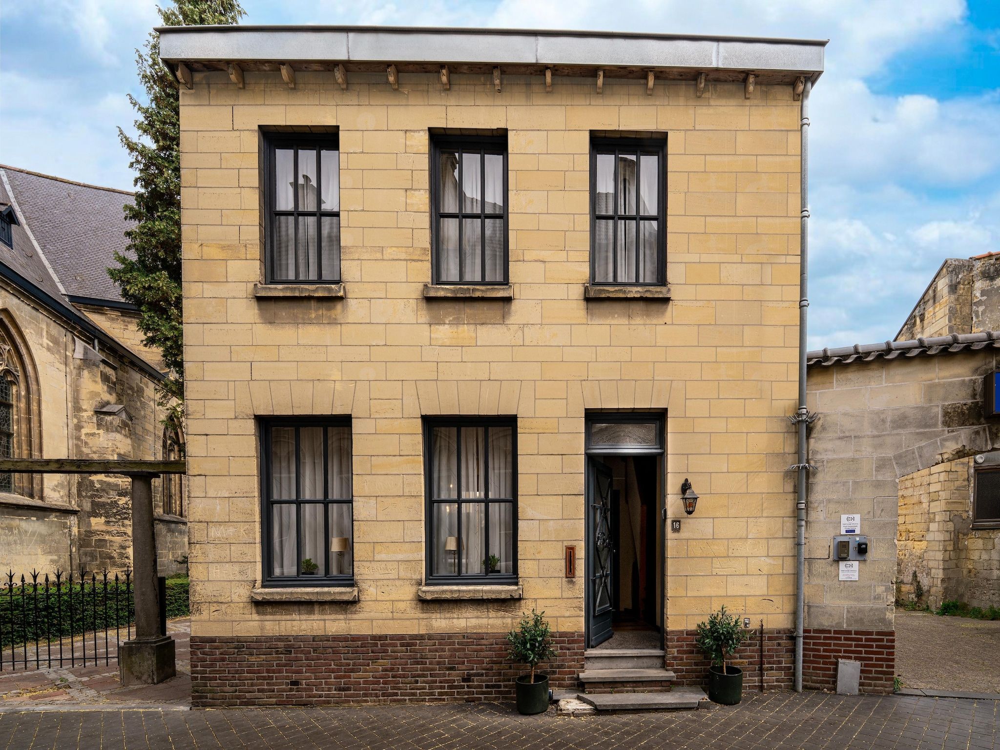 De buitenkant van Mergelhuis in Valkenburg