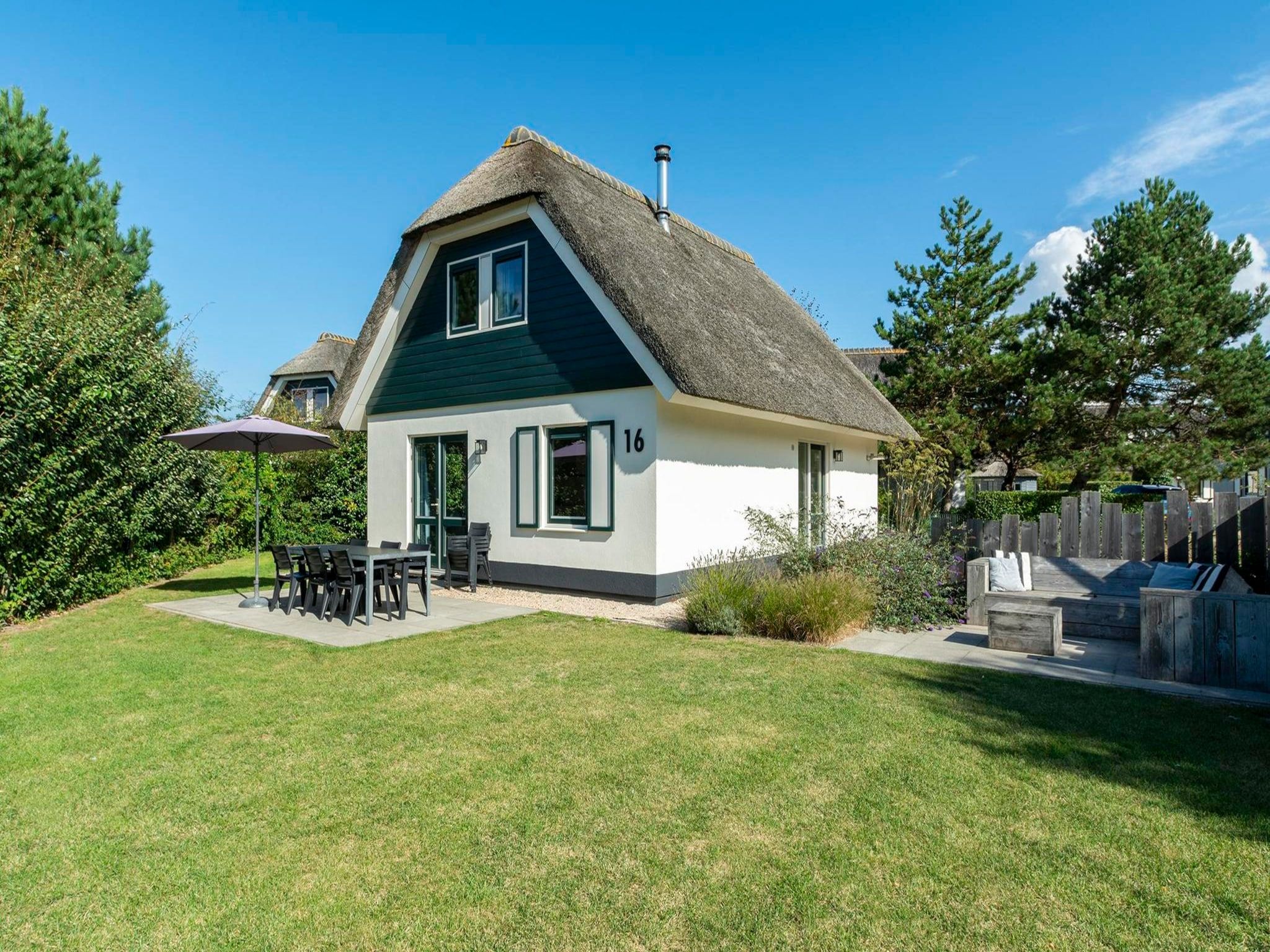 De buitenkant van Duynopgangh 16 in Julianadorp aan Zee