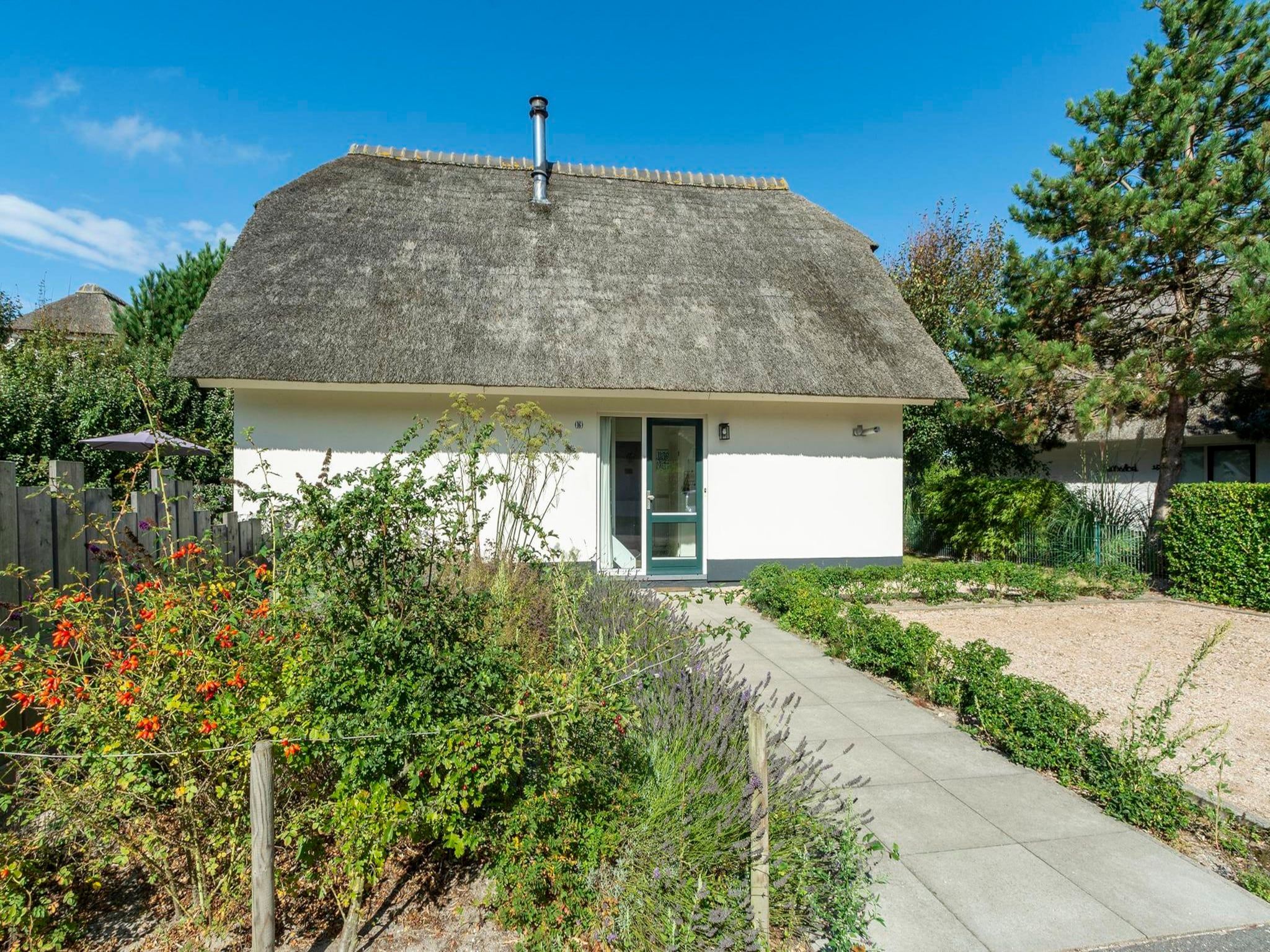 De buitenkant van Duynopgangh 16 in Julianadorp aan Zee