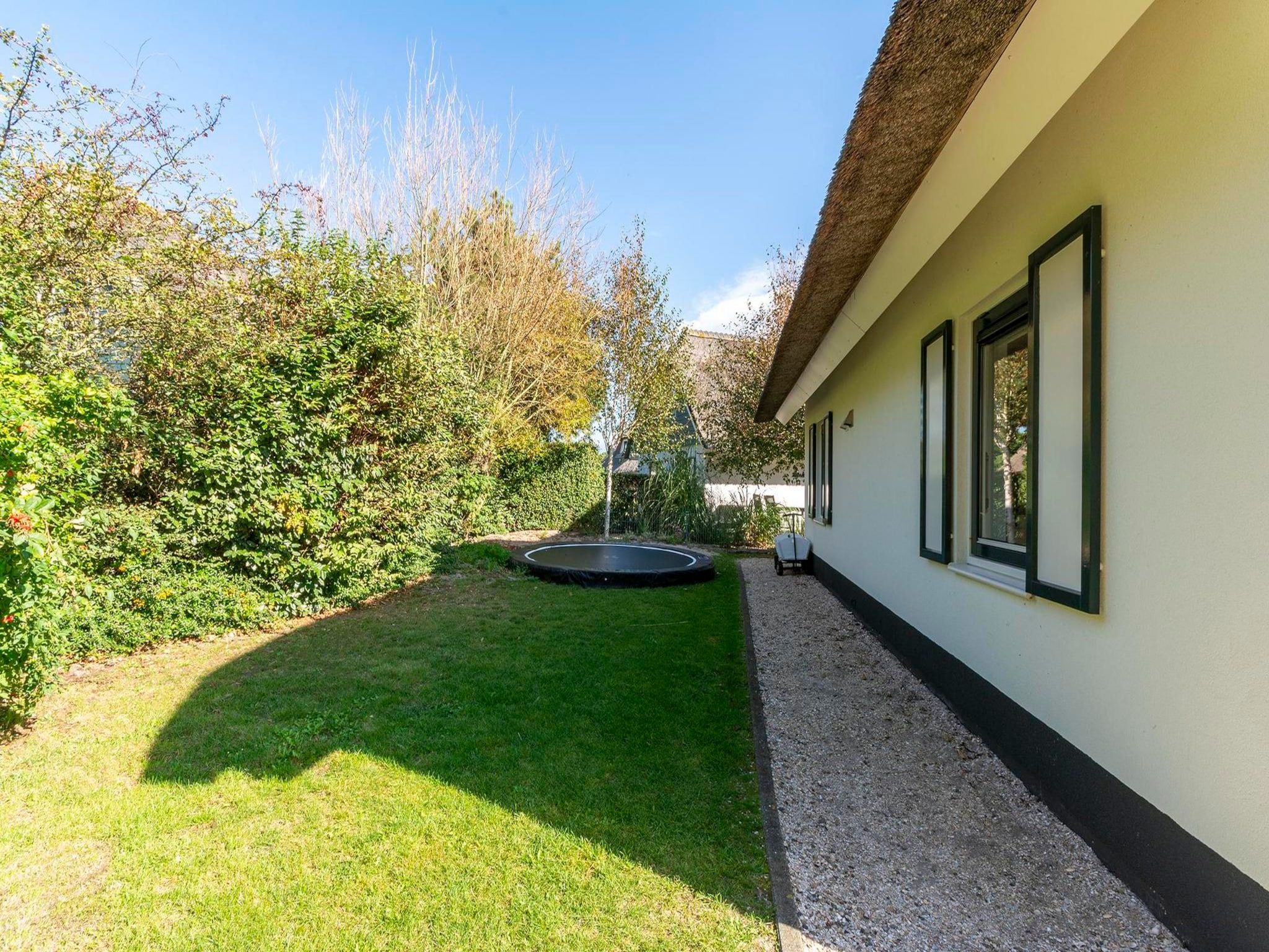 De tuin van Duynopgangh 16 in Julianadorp aan Zee