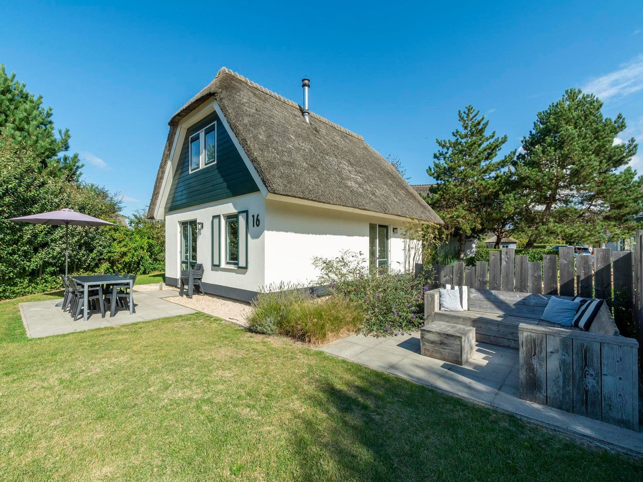 De buitenkant van Duynopgangh 16 in Julianadorp aan Zee