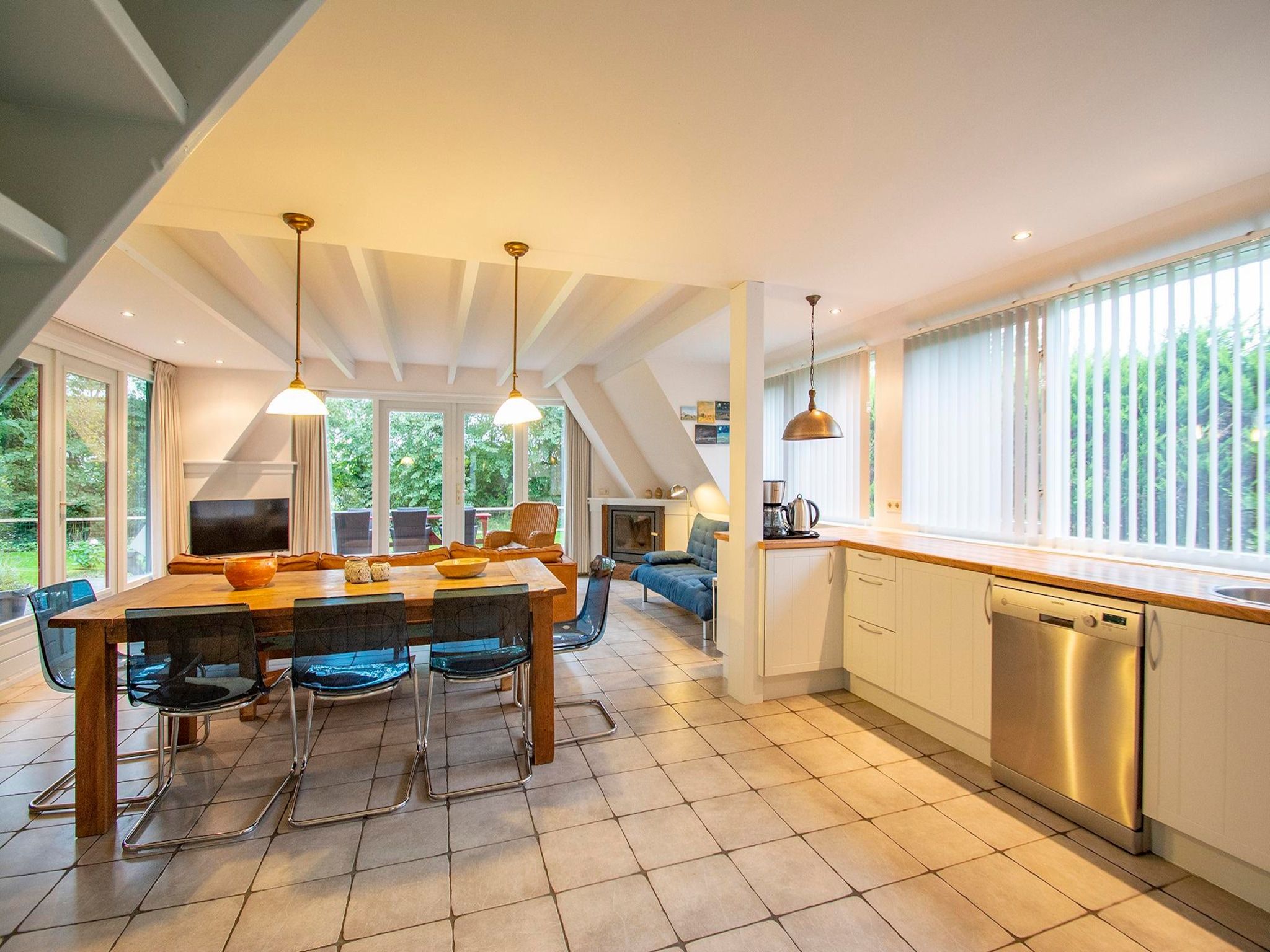 De eetkamer van Sandepark 151 Villa Matisse in Callantsoog