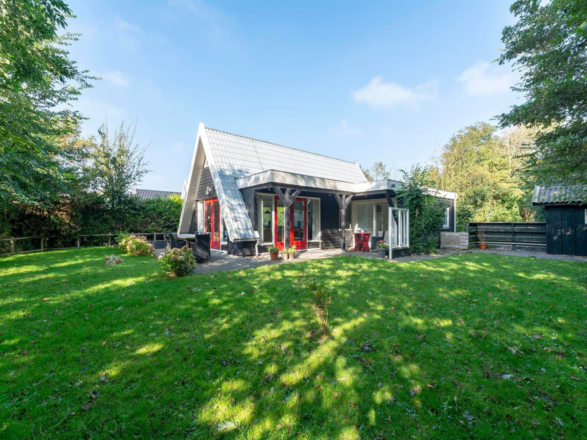 De buitenkant van Sandepark 151 Villa Matisse in Callantsoog